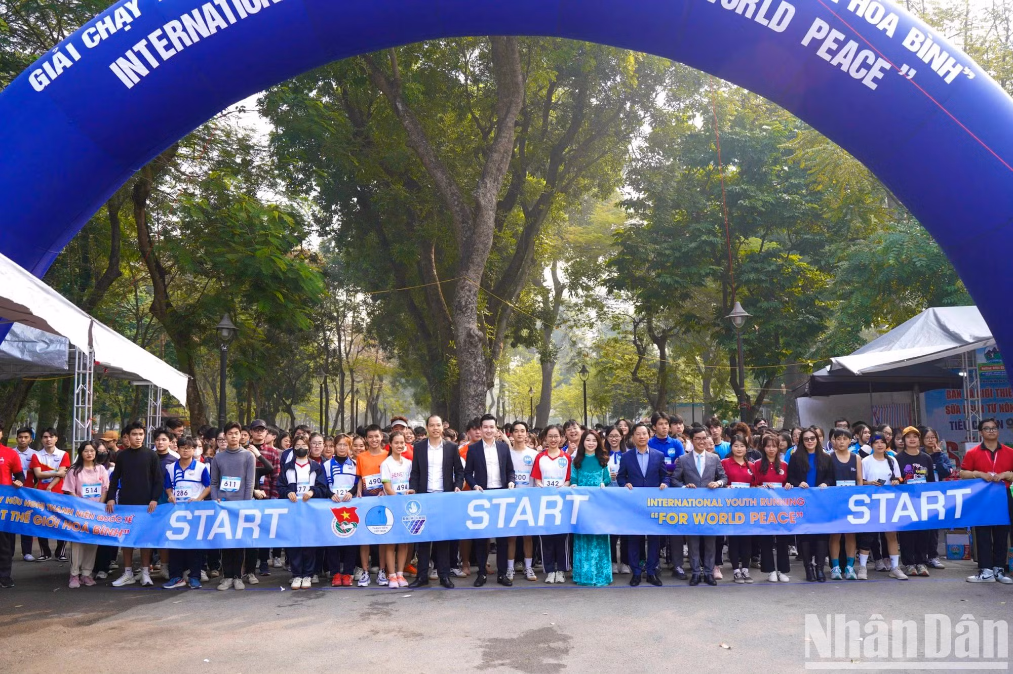 Tras la ceremonia inaugural, más de mil jóvenes participan en el maratón “Por un mundo pacífico”. Tras la ceremonia inaugural, más de mil jóvenes participan en el maratón “Por un mundo pacífico”.