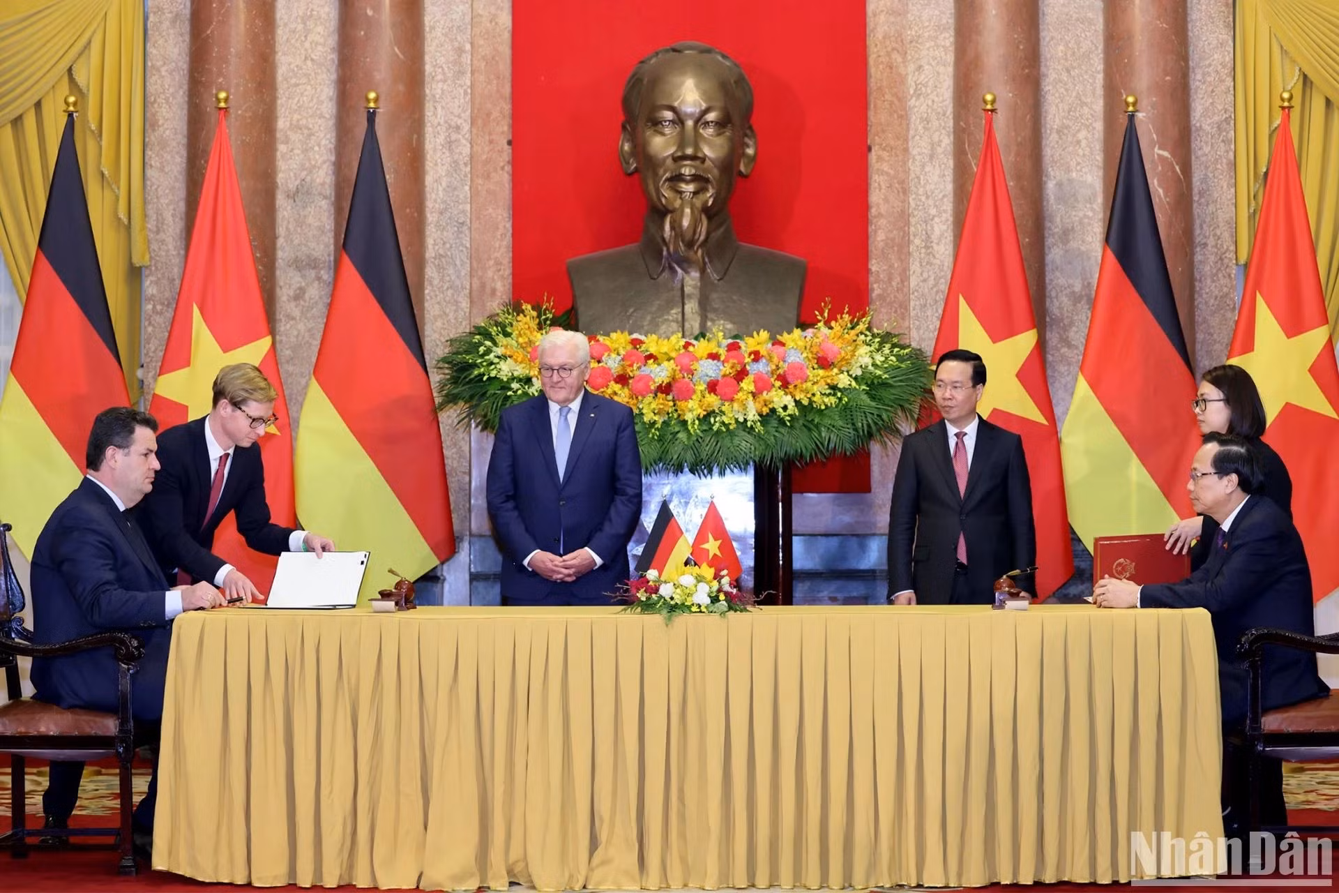 Los dos presidentes presencian la firma de varios documentos de cooperación. Los dos presidentes presencian la firma de varios documentos de cooperación.