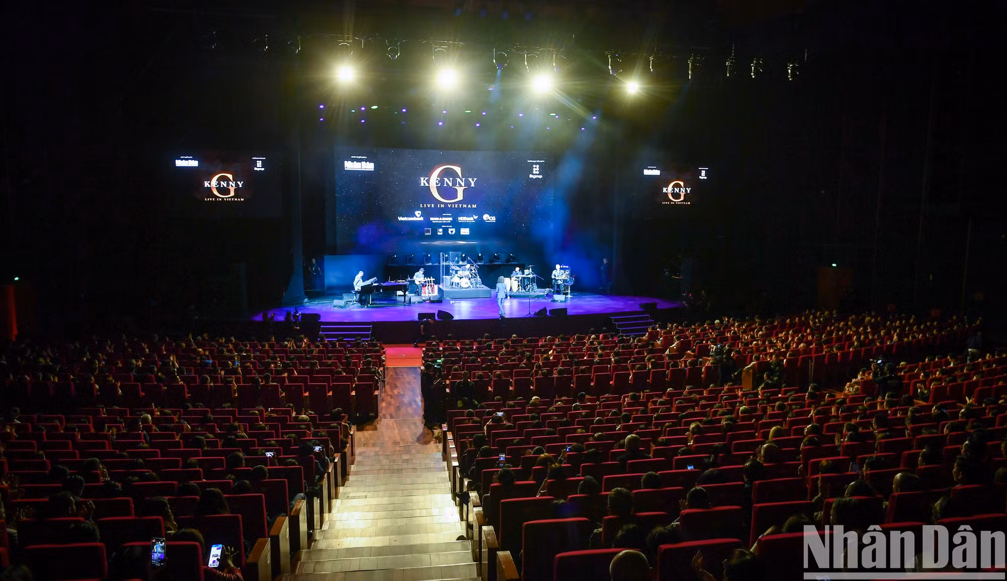 El concierto tuvo lugar el 14 de noviembre en el Centro Nacional de Convenciones en Hanói.