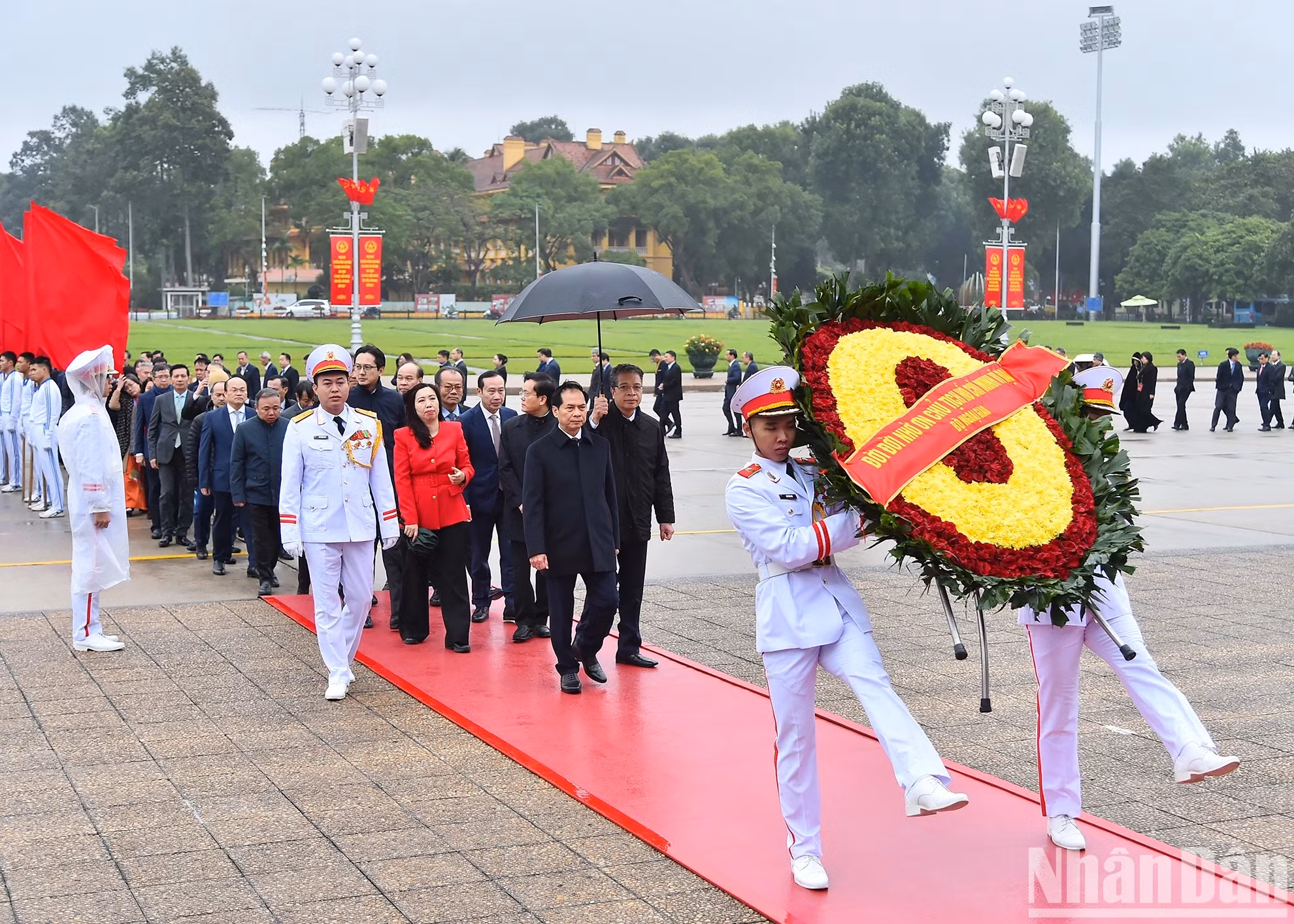 La delegación rinde homenaje a Ho Chi Minh en su mausoleo.
