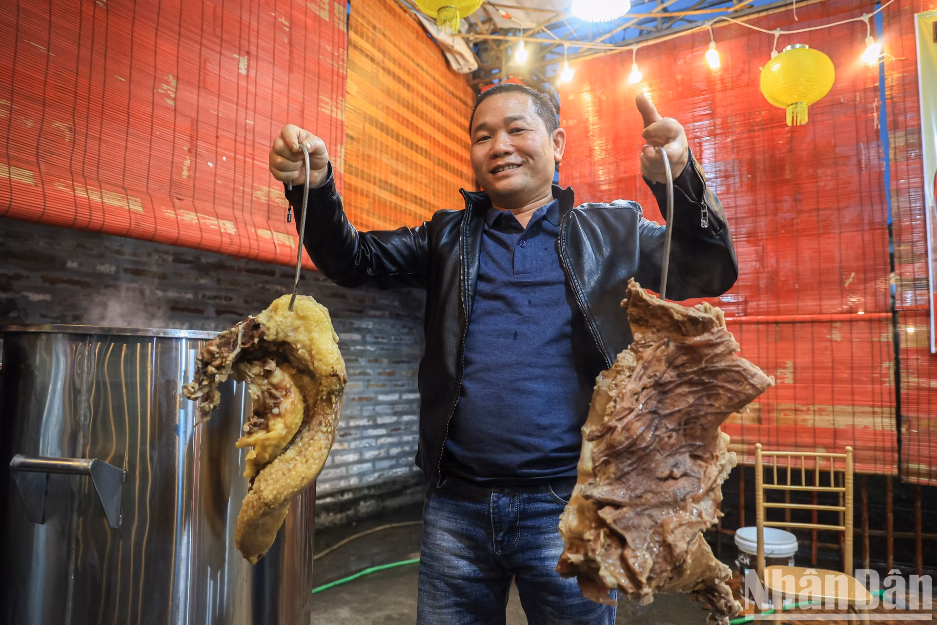 El chef Co Khac Dam, propietario de una tienda de pho en Hanoi, se mostró encantado de volver a preparar pho para los asistentes al festival. El chef Co Khac Dam, propietario de una tienda de pho en Hanoi, se mostró encantado de volver a preparar pho para los asistentes al festival.