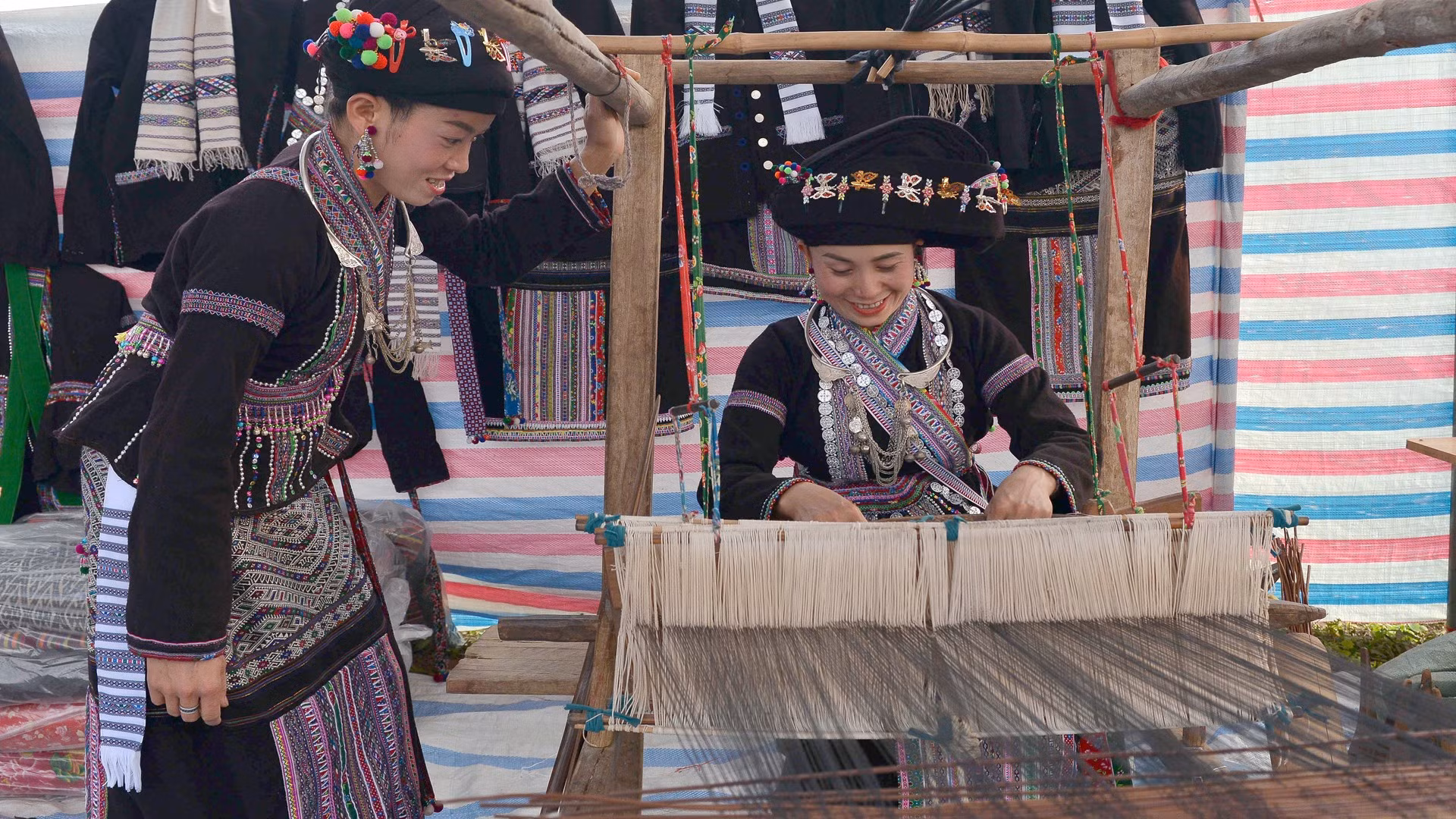 Representación del tejido de brocado tradicional en el Festival.