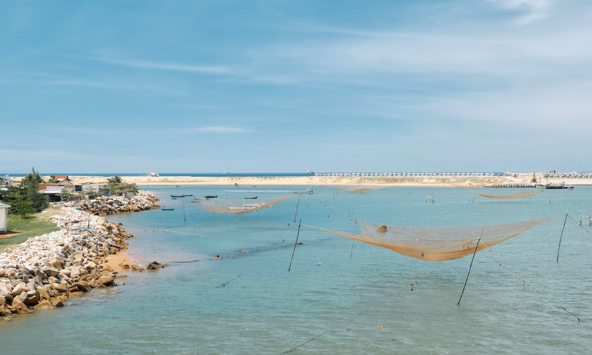 El pueblo Dong Hoa no se ha visto afectado por el turismo, por lo que el paisaje conserva un aspecto salvaje y pacífico.