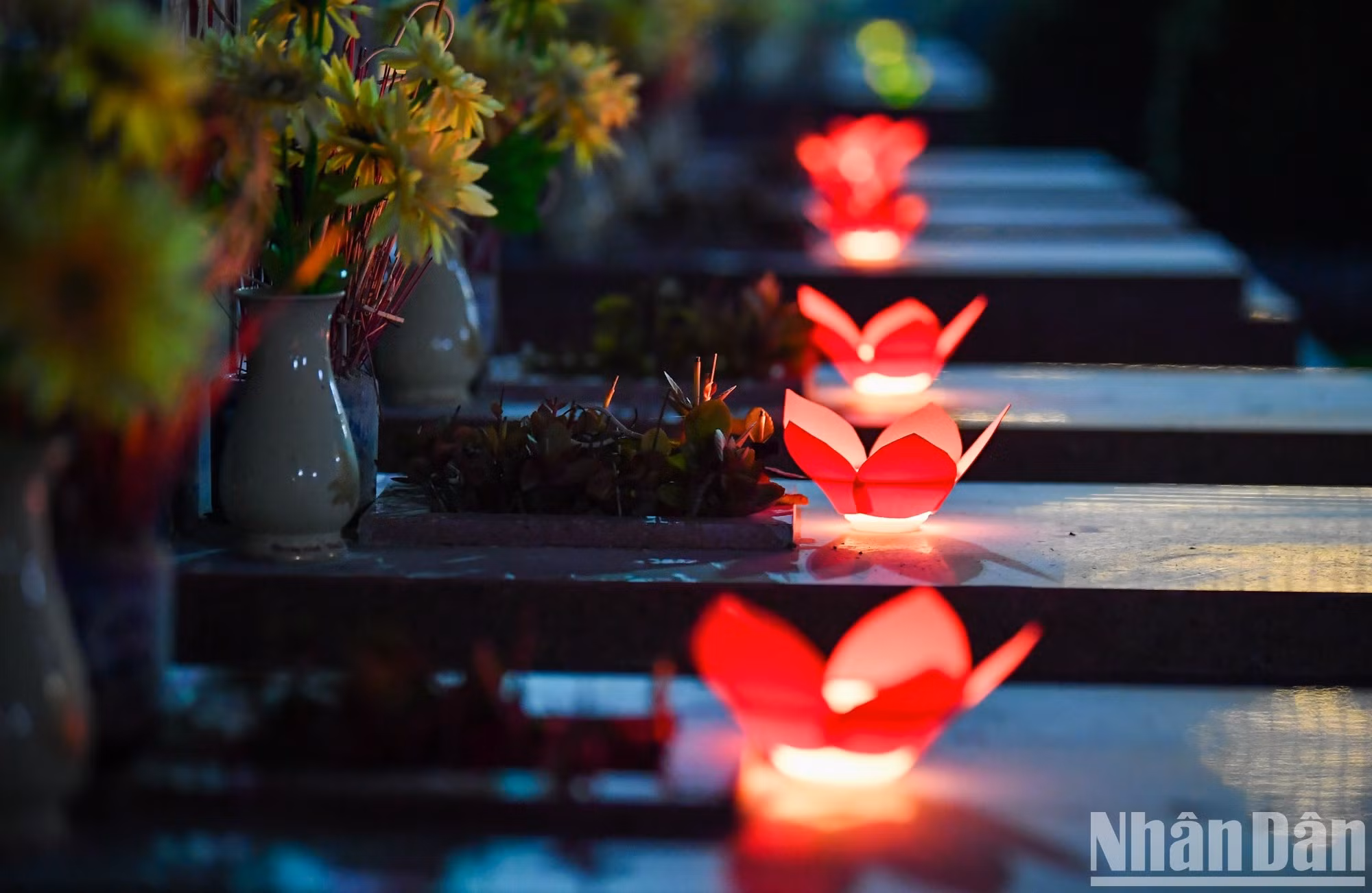 Las velas parpadean sobre la tumba de los soldados. Las velas parpadean sobre la tumba de los soldados.