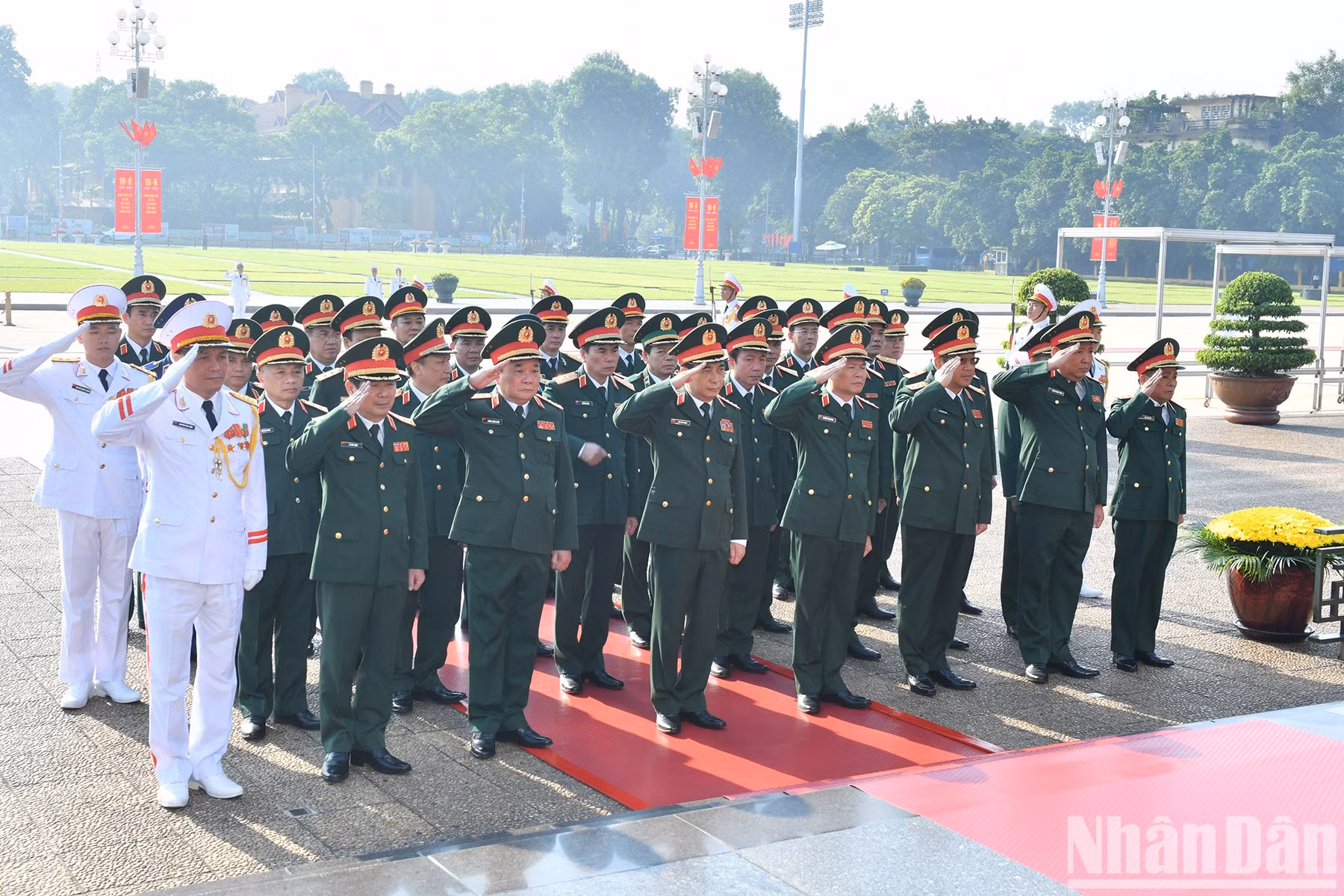 Los militares rinden homenaje al extinto Presidente.