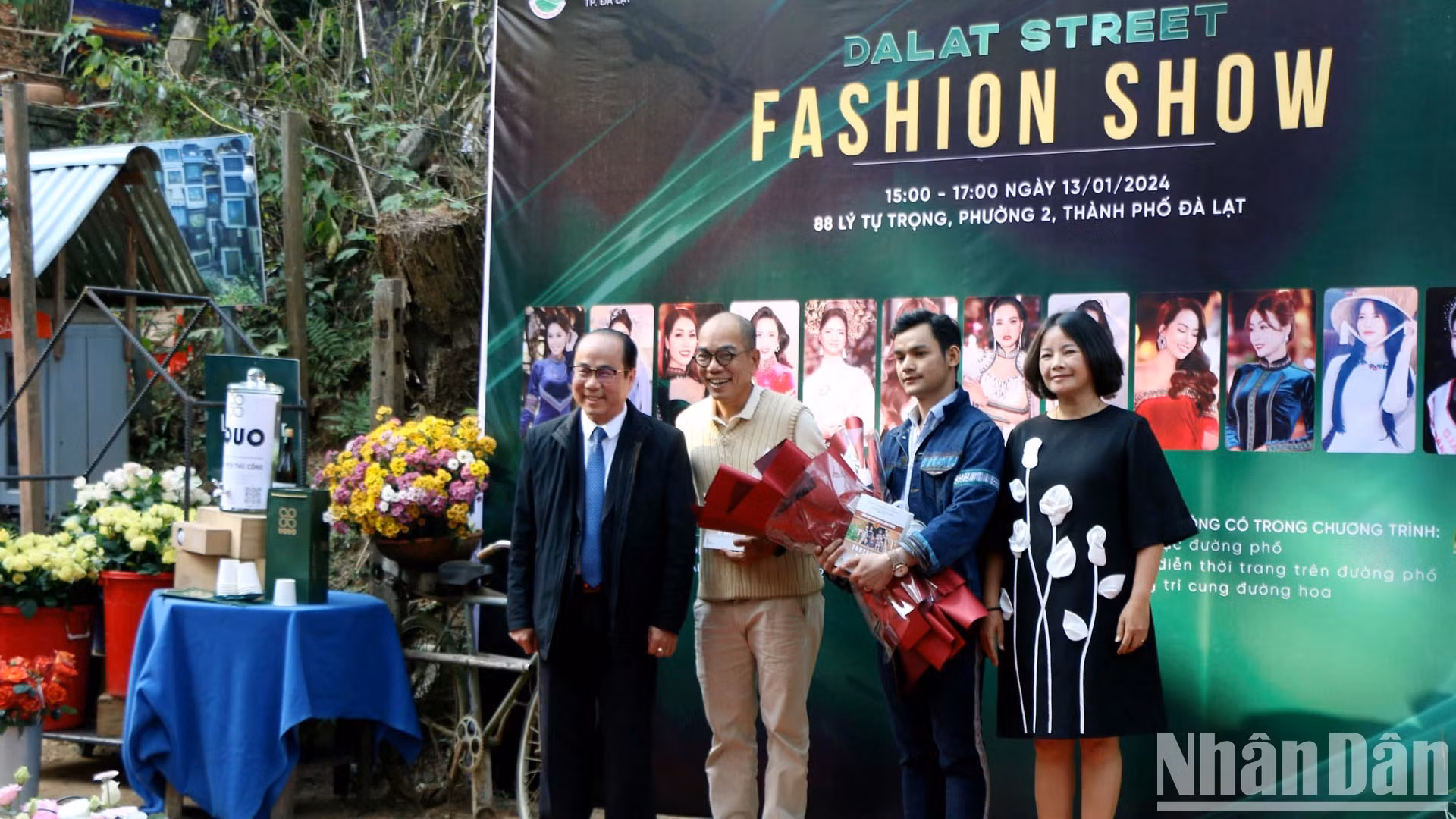 El subdirector del Servicio de Cultura, Deporte y Turismo de la provincia de Lam Dong, Tran Thanh Hoai (izquierda), entrega libros de cultura de la Altiplanicie Occidental al diseñador K’Jona y representantes del espacio artístico Stop and Go.
