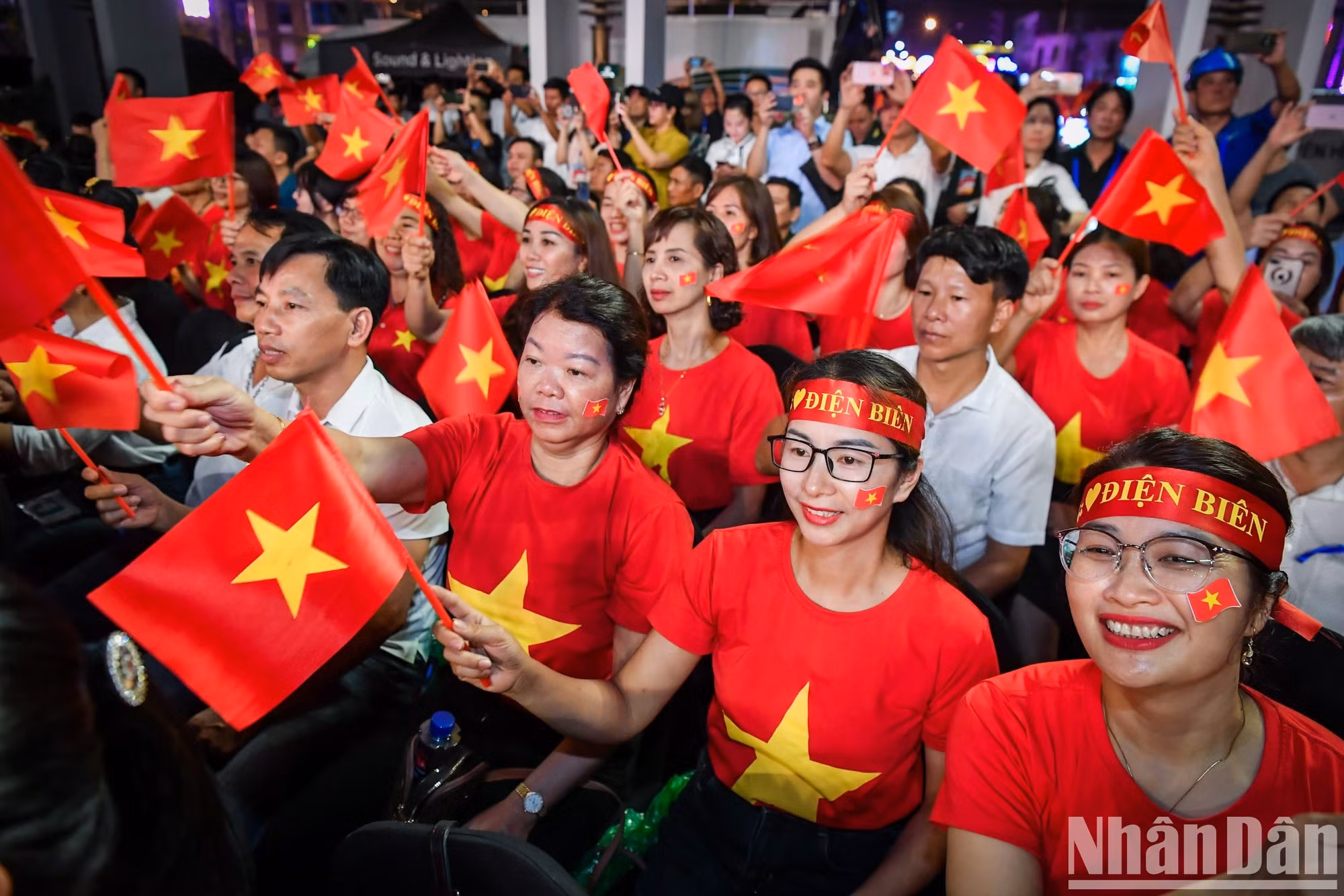 A partir de las 19:00, una gran multitud se congregó en torno al Monumento a la Victoria de Dien Bien Phu, en la colina D1.