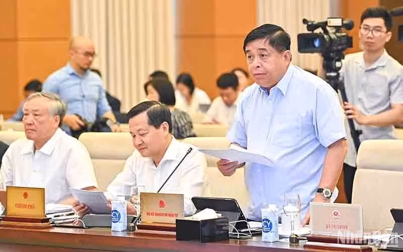 El ministro de Planificación e Inversión Nguyen Chi Dung presenta un informe sobre el desarrollo socioeconómico.