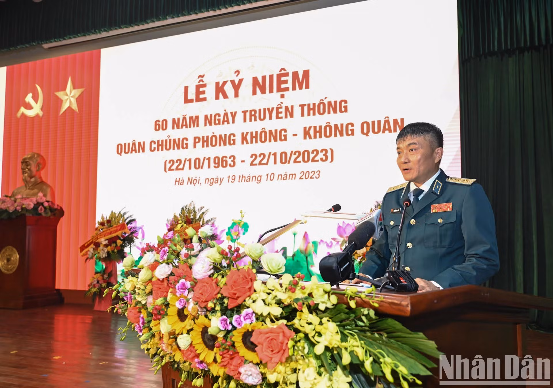 El comandante de la Fuerza, general de división Nguyen Van Hien, habla en la ceremonia.