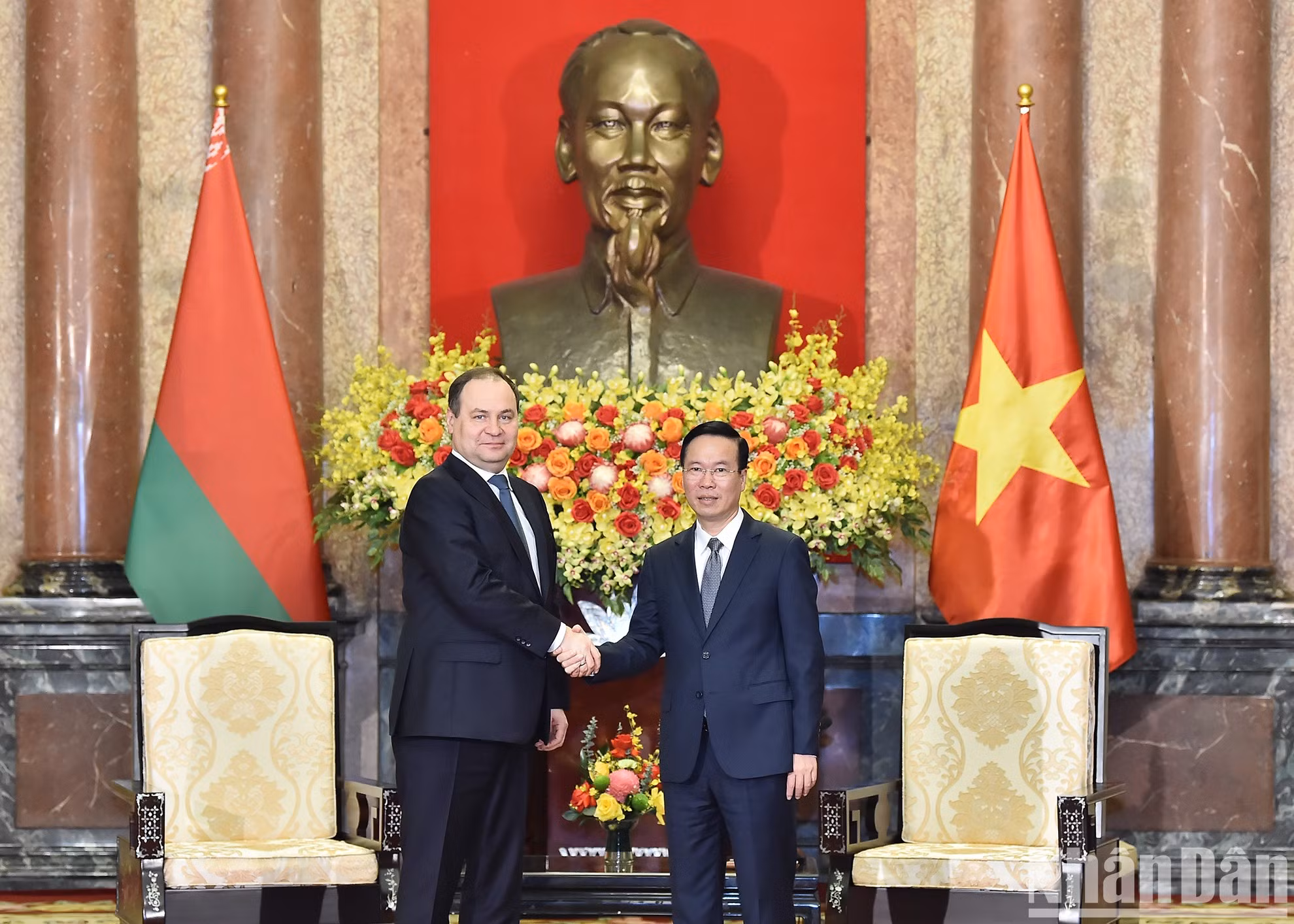 El presidente de Vietnam, Vo Van Thuong, recibe al primer ministro de Bielorrusia, Roman Golovchenko.