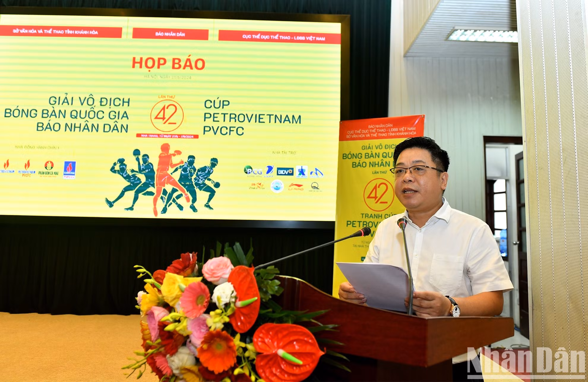 El redactor subjefe de Nhan Dan y subjefe del comité directivo del Campeonato, Que Dinh Nguyen, interviene en la conferencia.