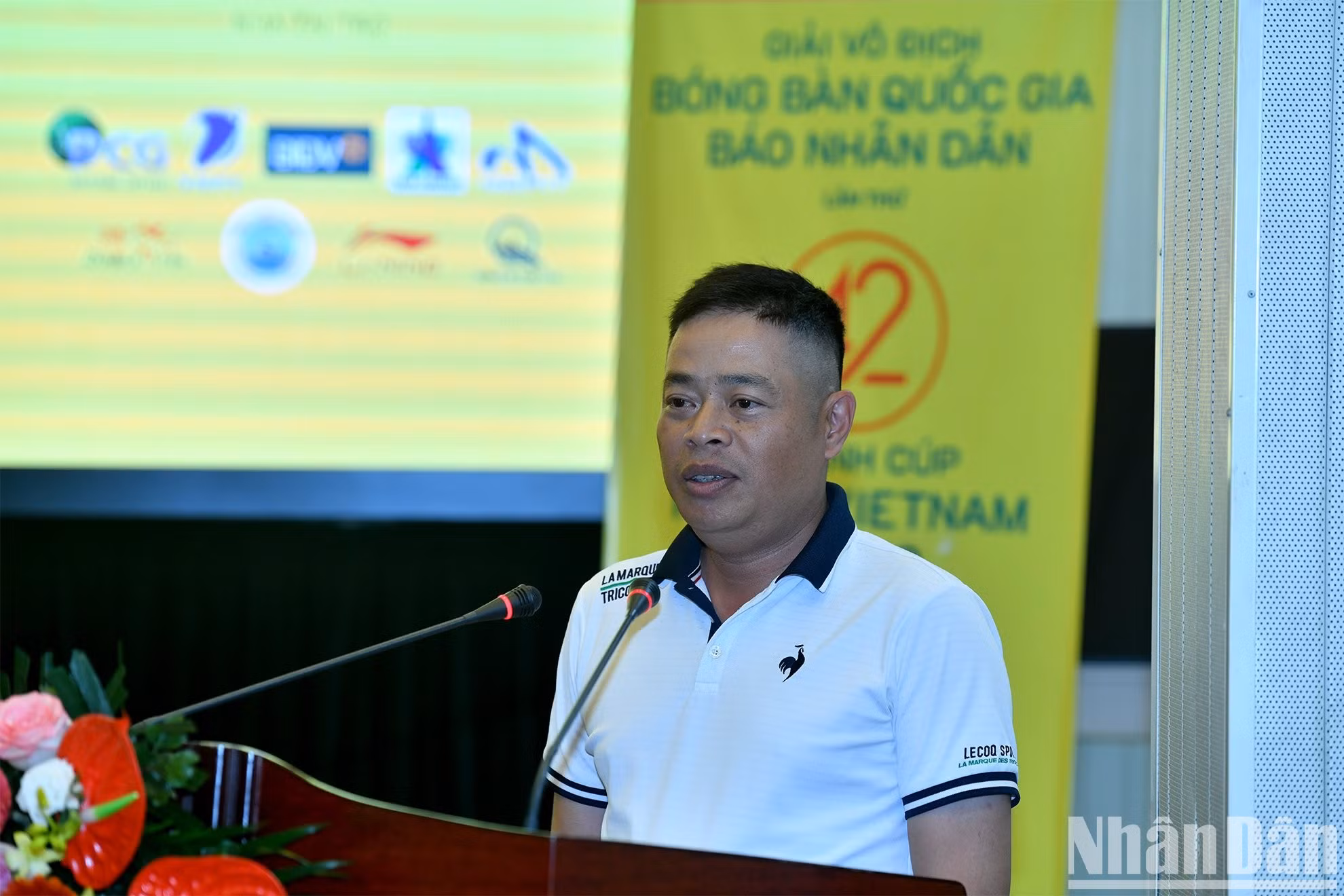 Nguyen Quoc Hung, subdirector de la División II de Deportes de Alto Rendimiento de la Agencia de Educación Física y Deportes, elogia los esfuerzos del periódico Nhan Dan en la organización del torneo.