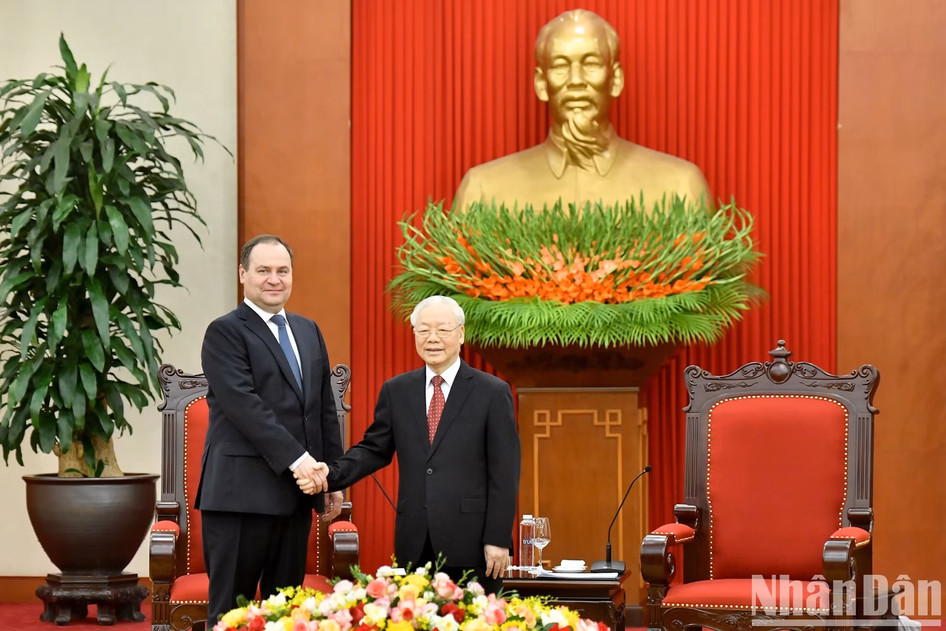 El secretario general del PCV, Nguyen Phu Trong, se reúne con el premier bielorruso.