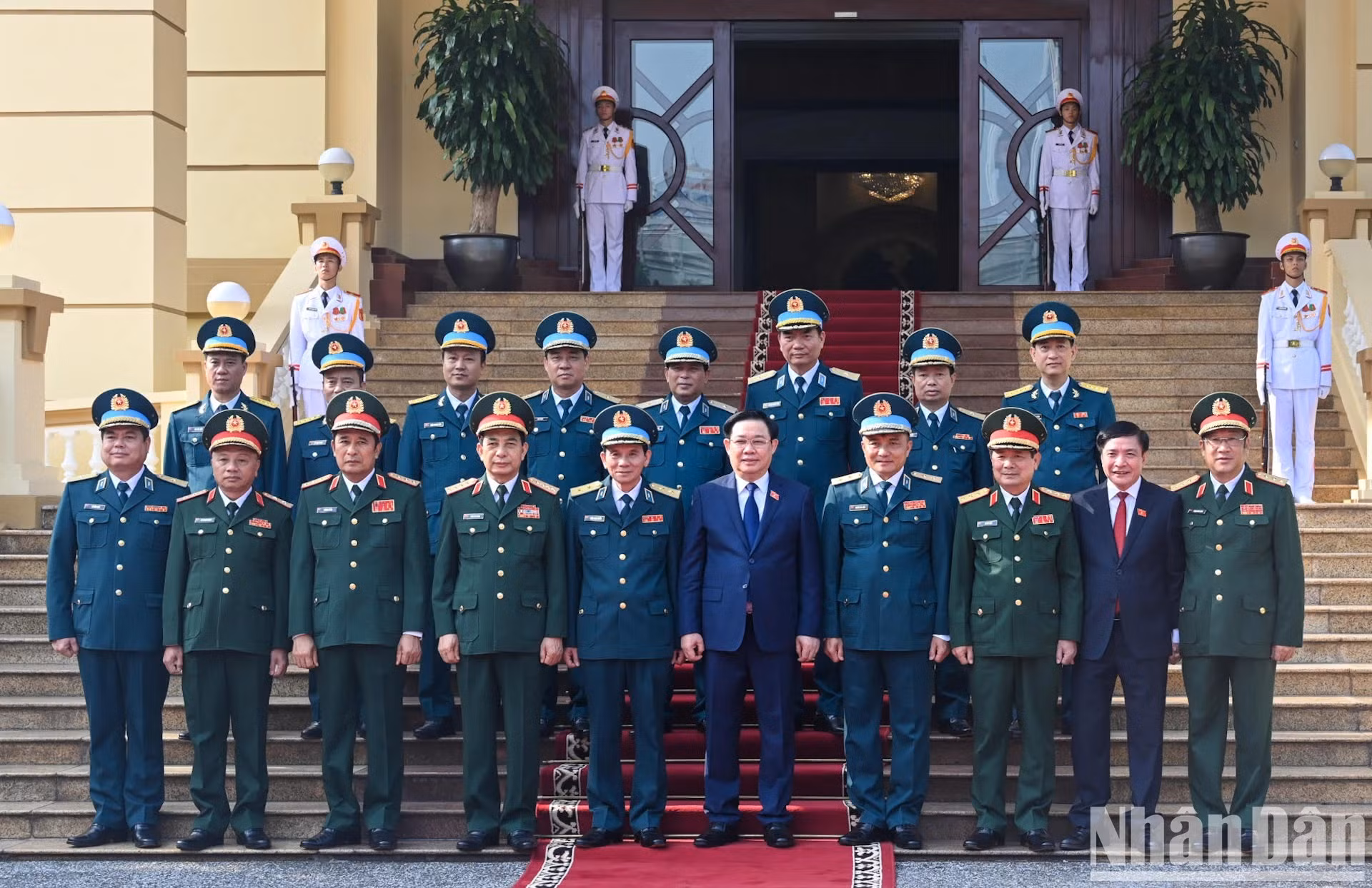 El presidente de la Asamblea Nacional Vuong Dinh Hue, y los oficiales de la Fuerza de Defensa Aérea-Antiaérea.