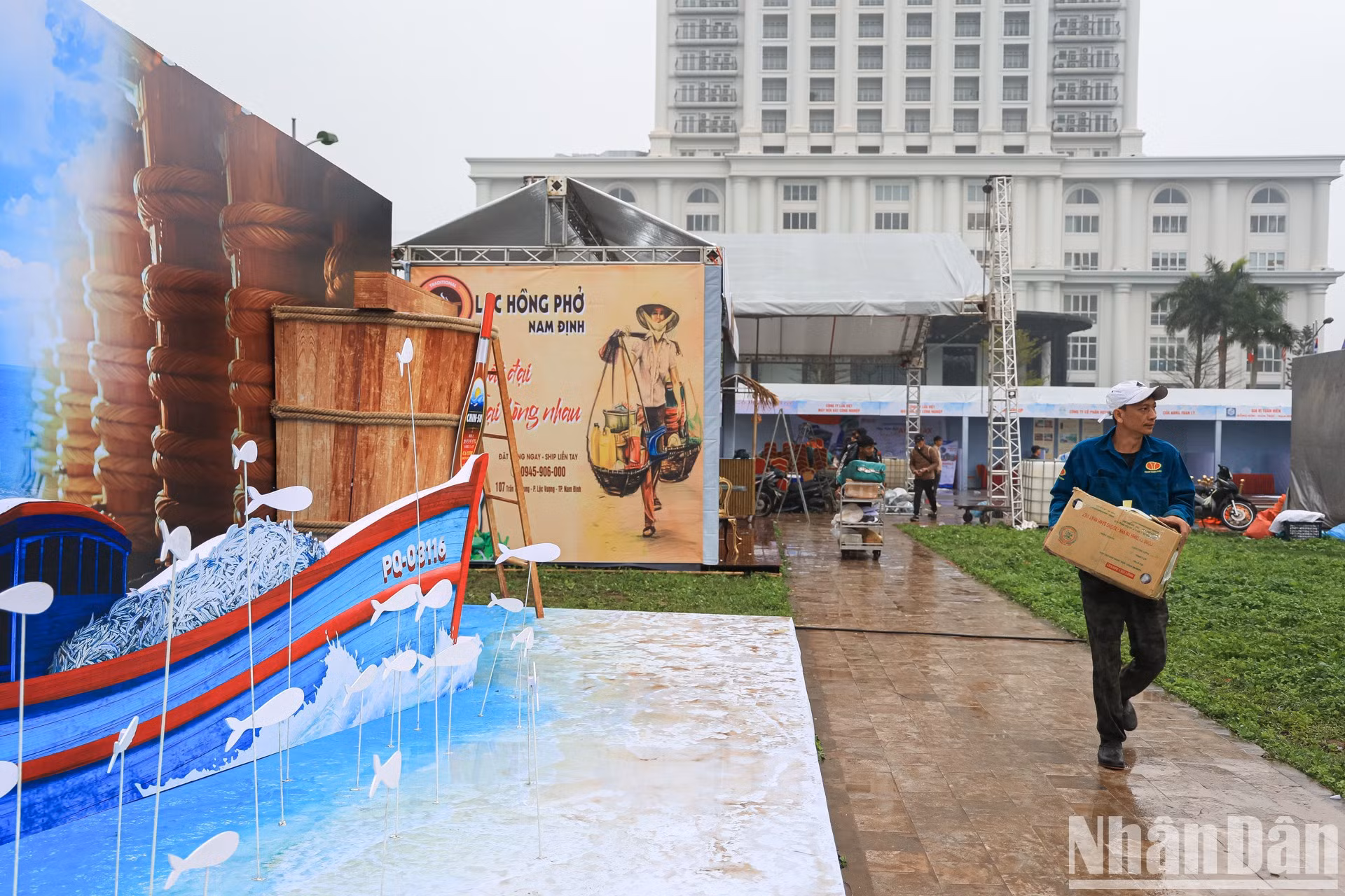 Para organizar el Festival del Pho, el Servicio de Cultura, Deporte y Turismo de Nam Dinh ha coordinado estrechamente con las entidades relacionadas para elaborar planes de recepción y de seguridad alimentaria, vial y eléctrica. Para organizar el Festival del Pho, el Servicio de Cultura, Deporte y Turismo de Nam Dinh ha coordinado estrechamente con las entidades relacionadas para elaborar planes de recepción y de seguridad alimentaria, vial y eléctrica.