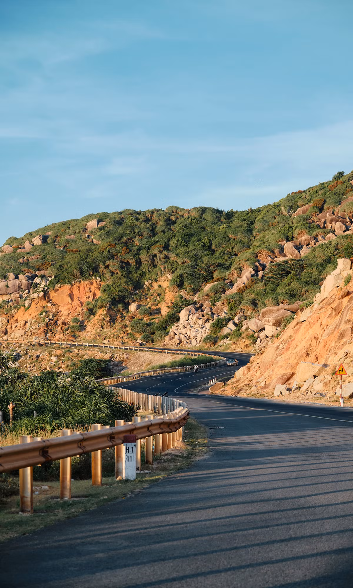 El primer destino de Dong Hoa en la carretera costera es el paseo Ca. Con una altura de 333 metros y una longitud de 12 kilómetros, el paseo conecta a las provincias de Phu Yen y Khanh Hoa en la carretera 1.