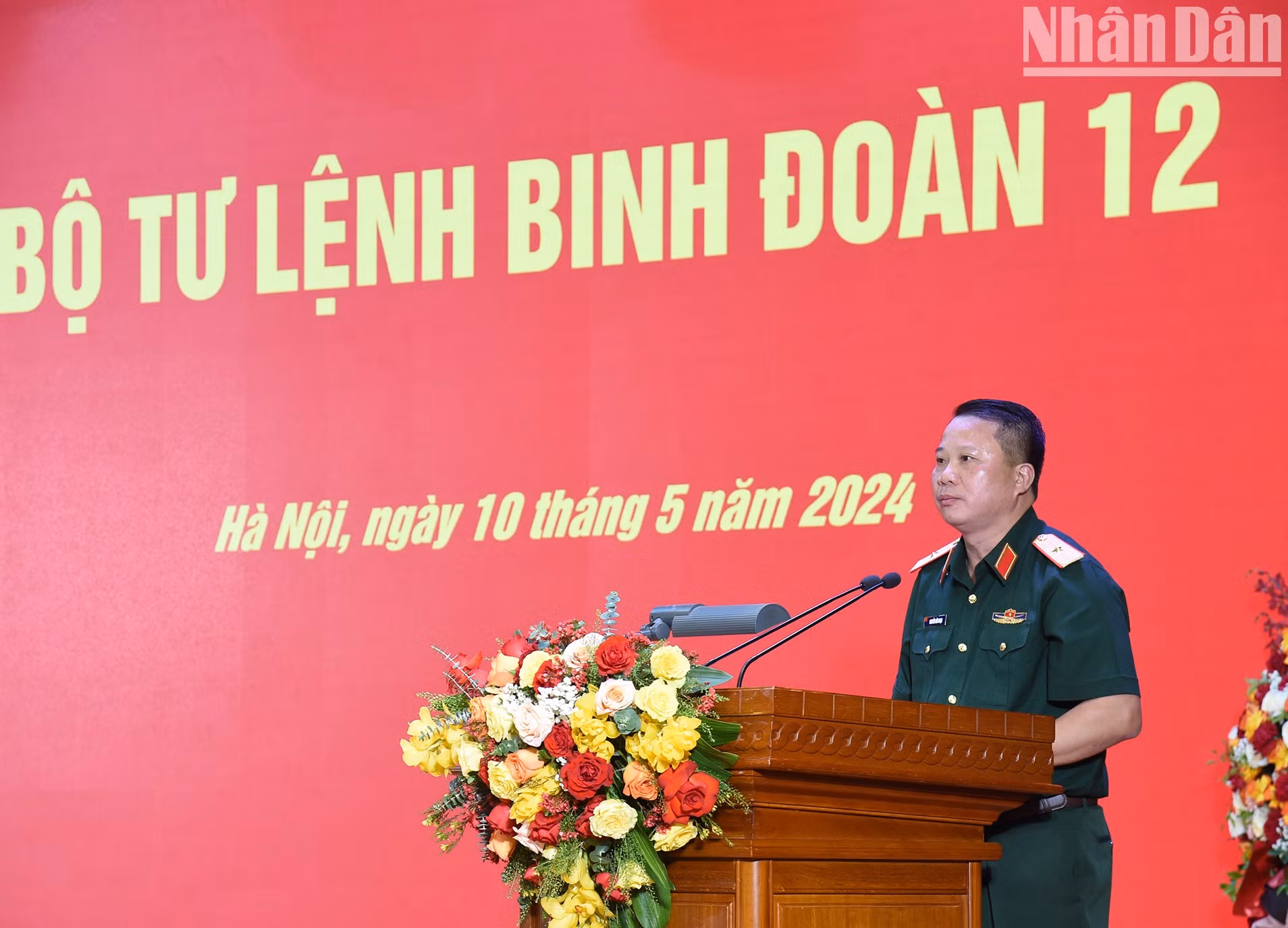 El general de brigada Nguyen Huu Ngoc, comandante del 12o Cuerpo, informa sobre las tareas de la unidad. El general de brigada Nguyen Huu Ngoc, comandante del 12o Cuerpo, informa sobre las tareas de la unidad.