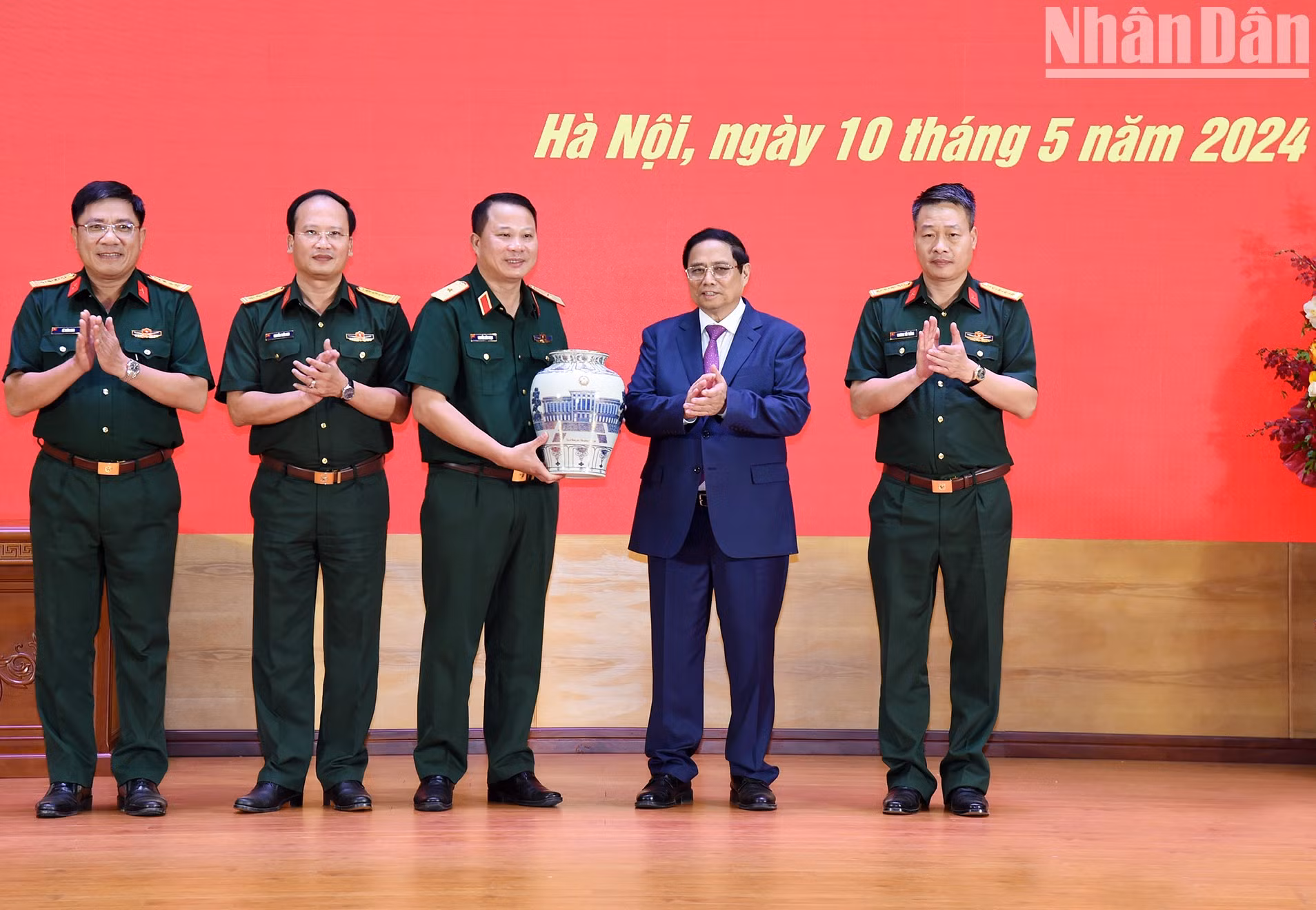 Pham Minh Chinh otorga regalos al 12o Cuerpo. Pham Minh Chinh otorga regalos al 12o Cuerpo.