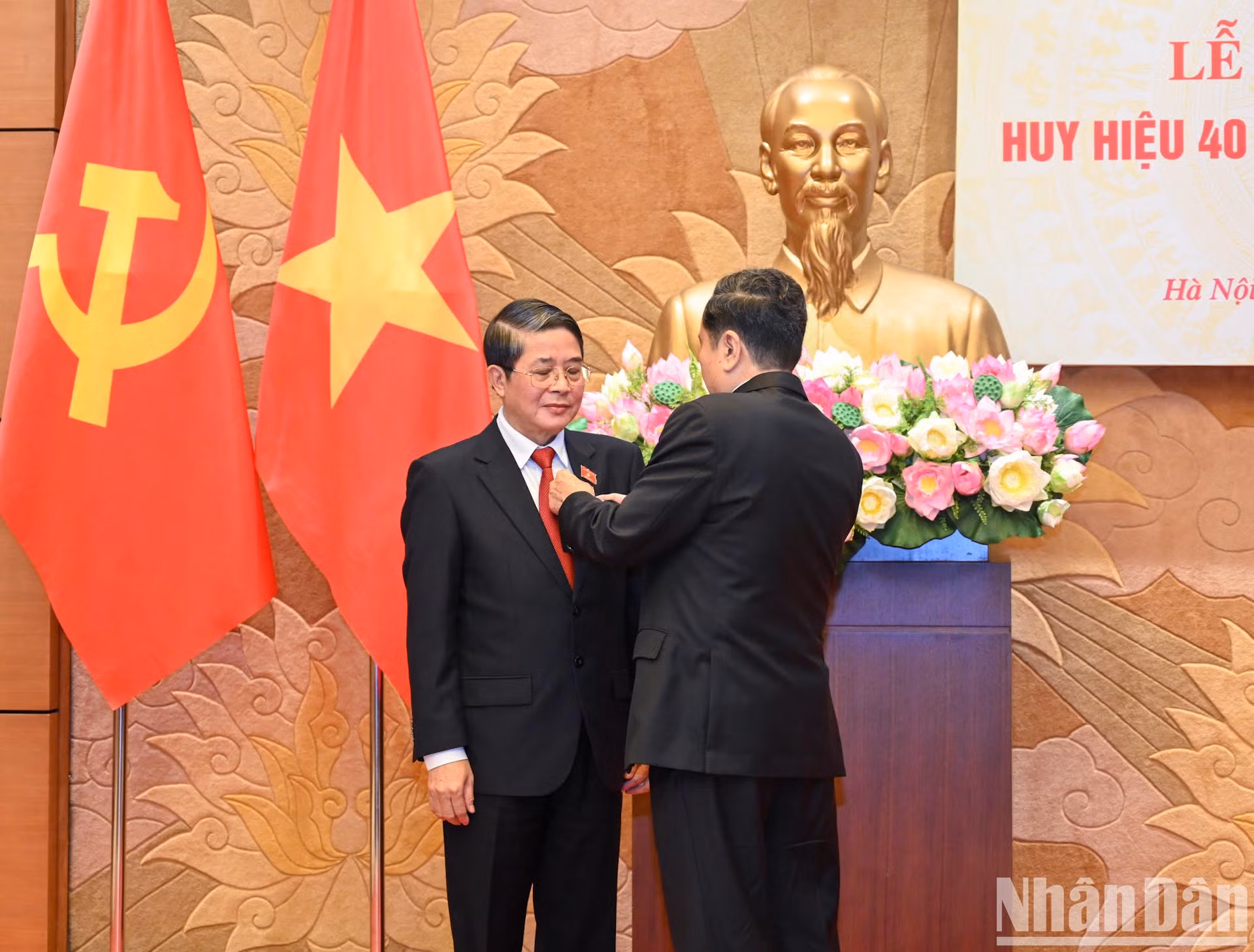 Tran Thanh Man entrega la insigna de 40 años de militancia del Partido al vicepresidente legislativo Nguyen Duc Hai.