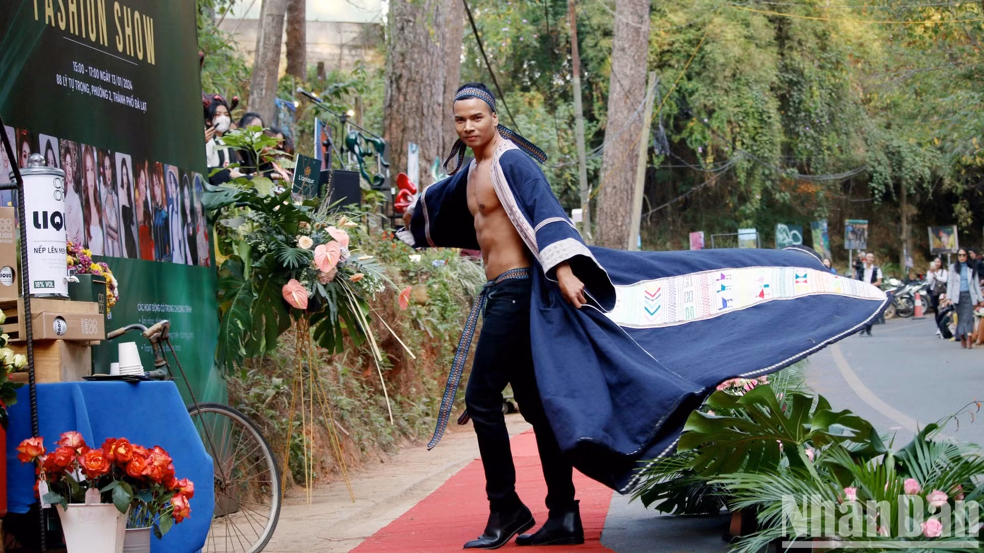 La colección presenta varios trajes dinámicos y liberales para hombres.