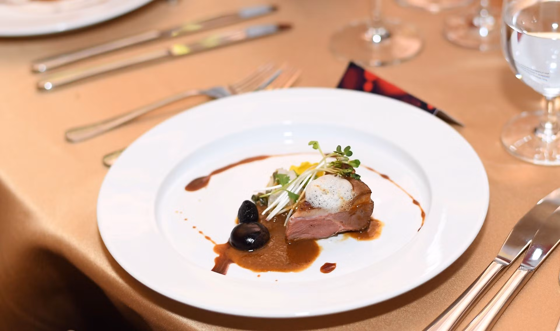 Pechuga de pato con salsa de pescado.