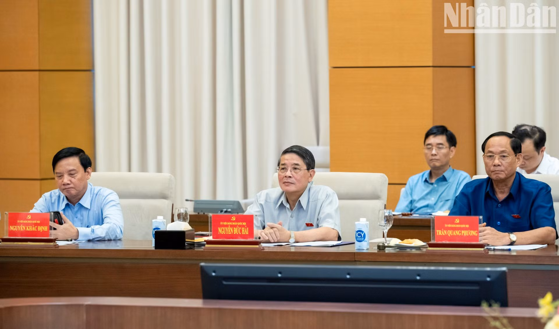 Los vicepresidentes parlamentarios Nguyen Khac Dinh, Nguyen Duc Hai y Tran Quang Phuong.
