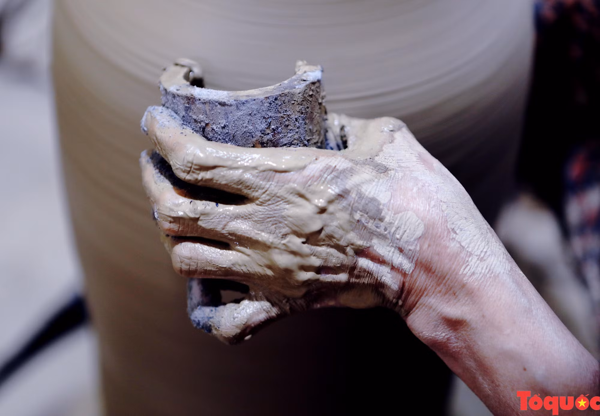 A pesar de los altibajos de la historia, la cerámica aquí aún conserva la esencia de la antigua tradición.