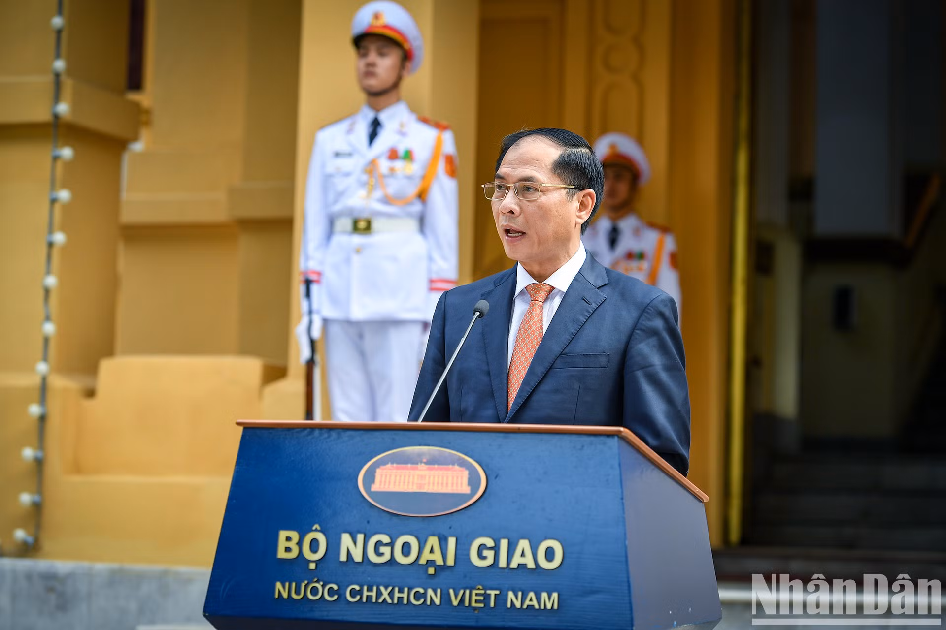 El canciller vietnamita interviene en el evento.