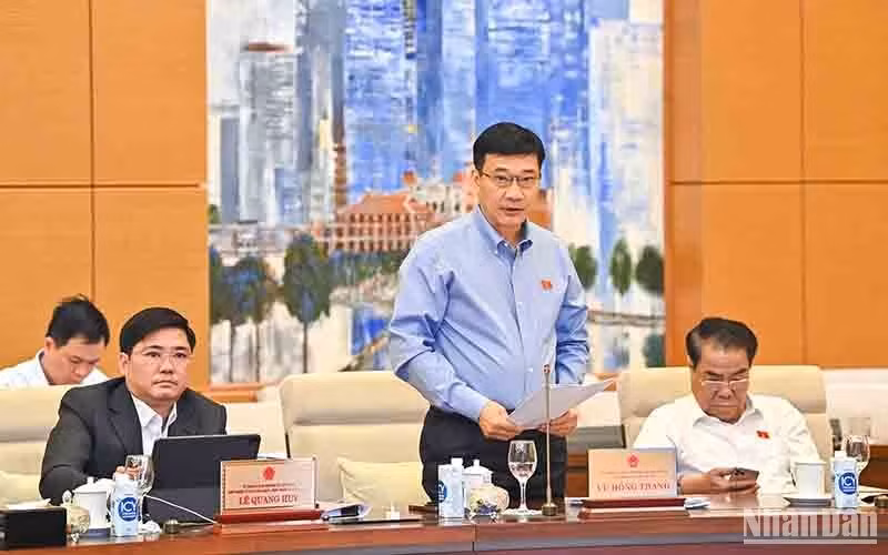 El jefe de la Comisión de Economía de la Asamblea Nacional Vu Hong Thanh presenta el resultado de la revision del informe sobre el desarrollo socioeconómico.