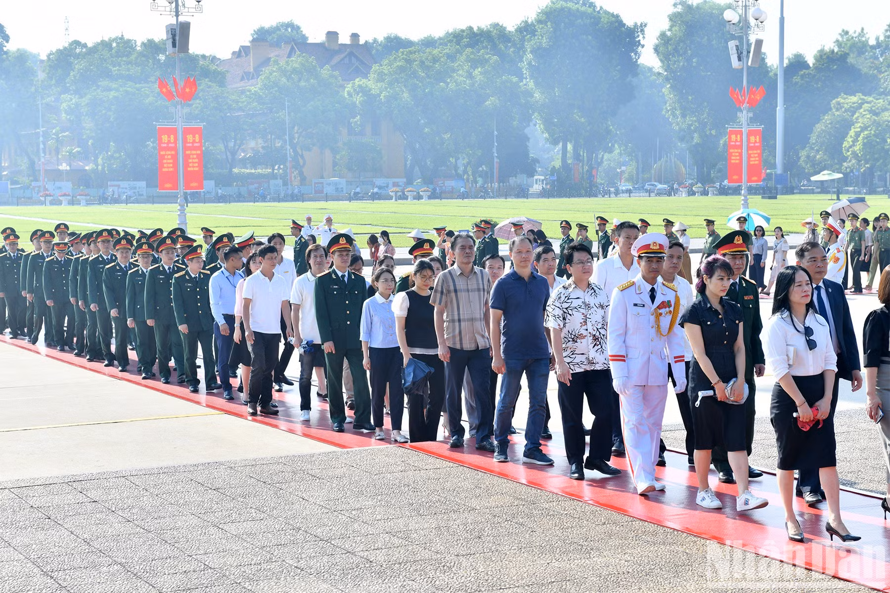 Los visitantes entran al Mausoleo de Ho Chi Minh.