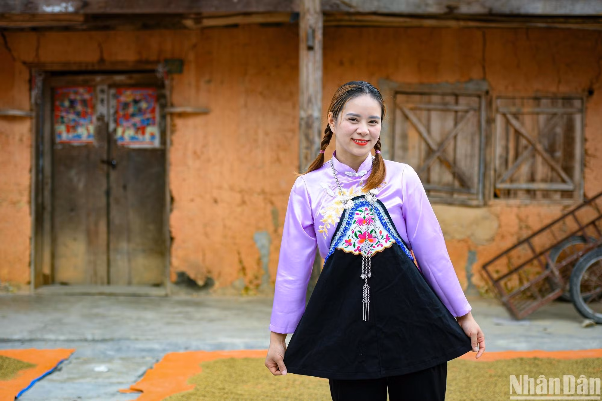 Una chica Hoa con su traje tradicional.