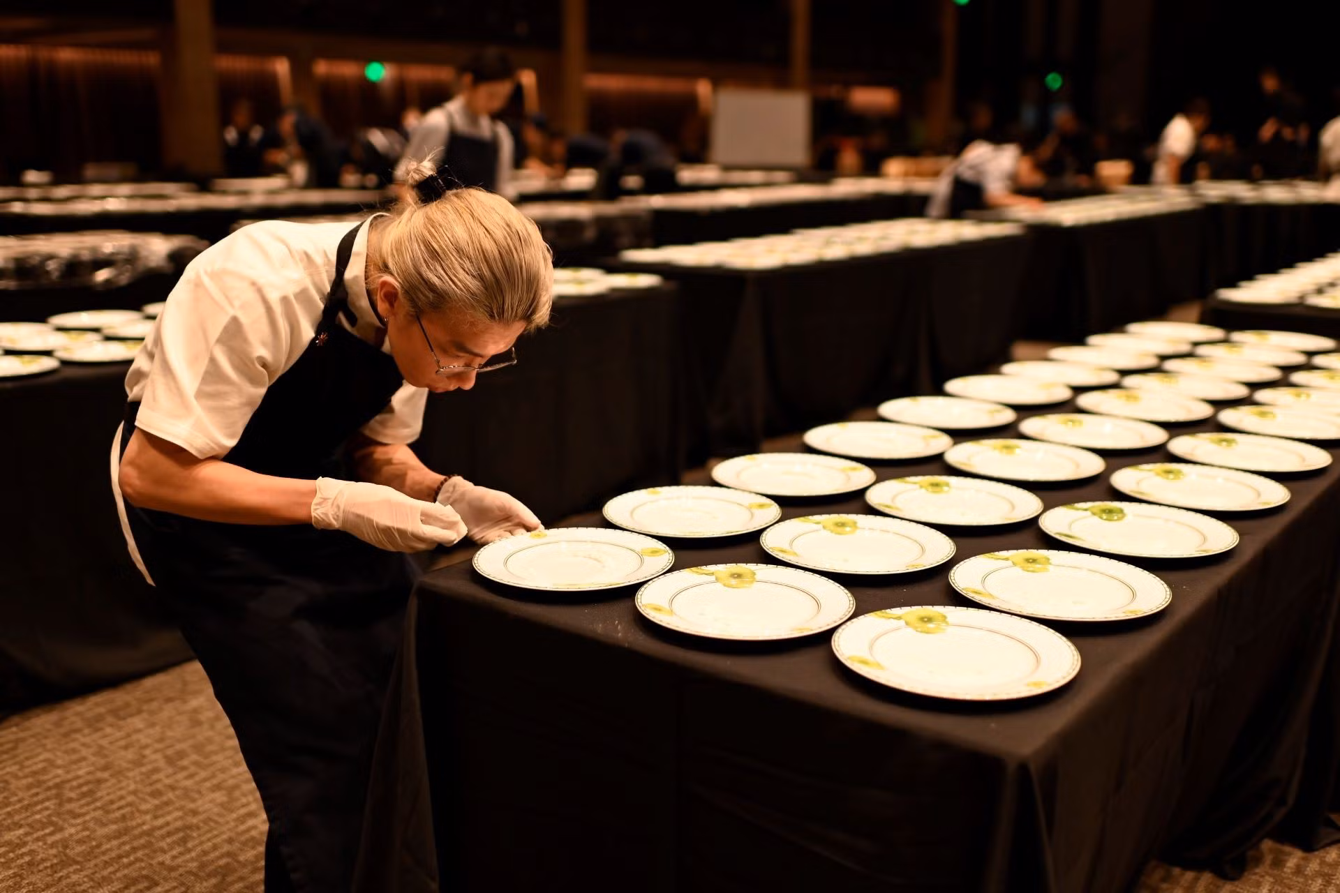 La famosa Guía Michelin publicó anoche una lista de 103 restaurantes y bistrós merecedoras de estrellas en Hanói y Ciudad Ho Chi Minh.
