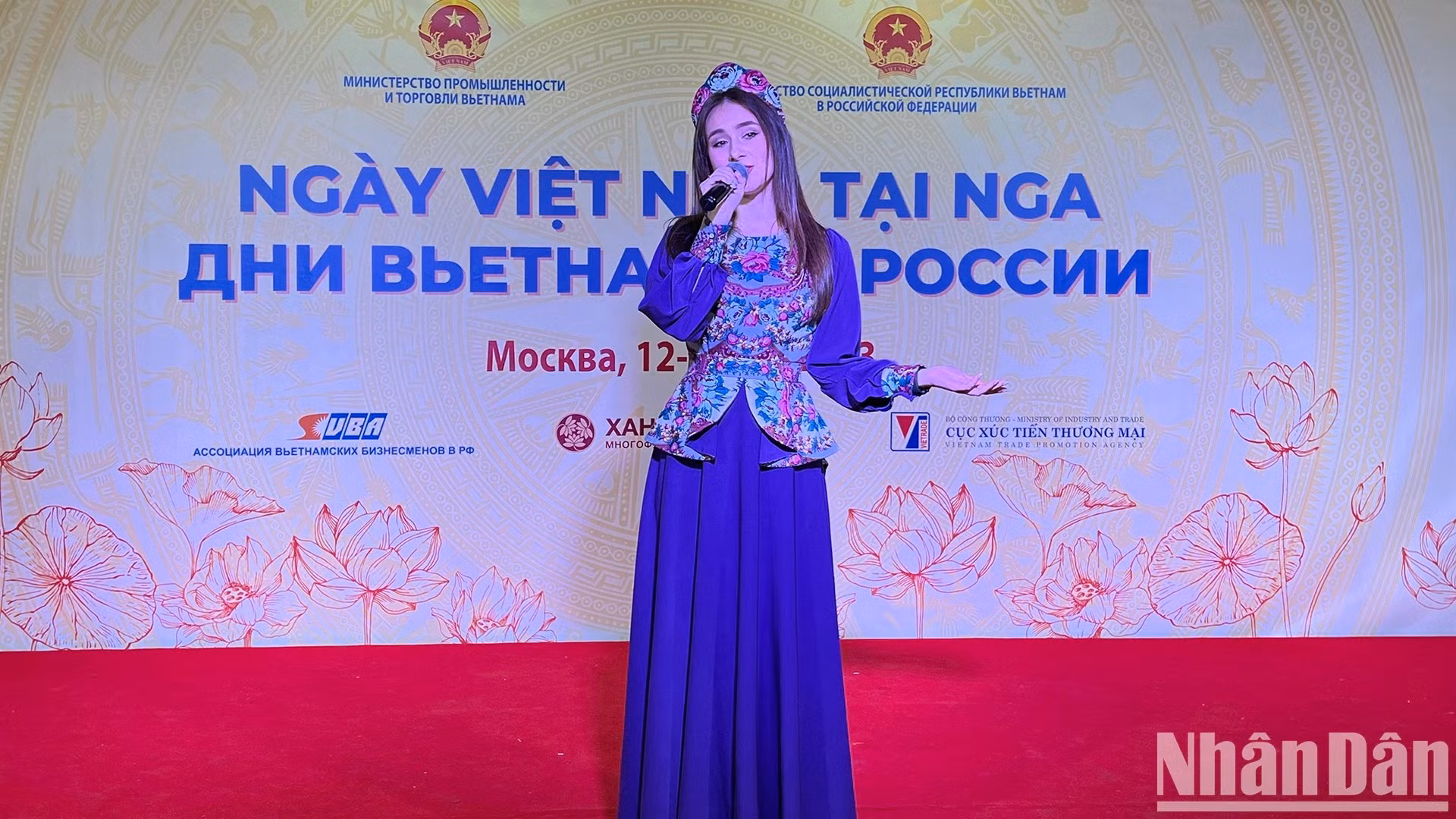 En el espectáculo también participan artistas rusos, quienes dicen sentirse impresionados por los bailes vietnamitas.