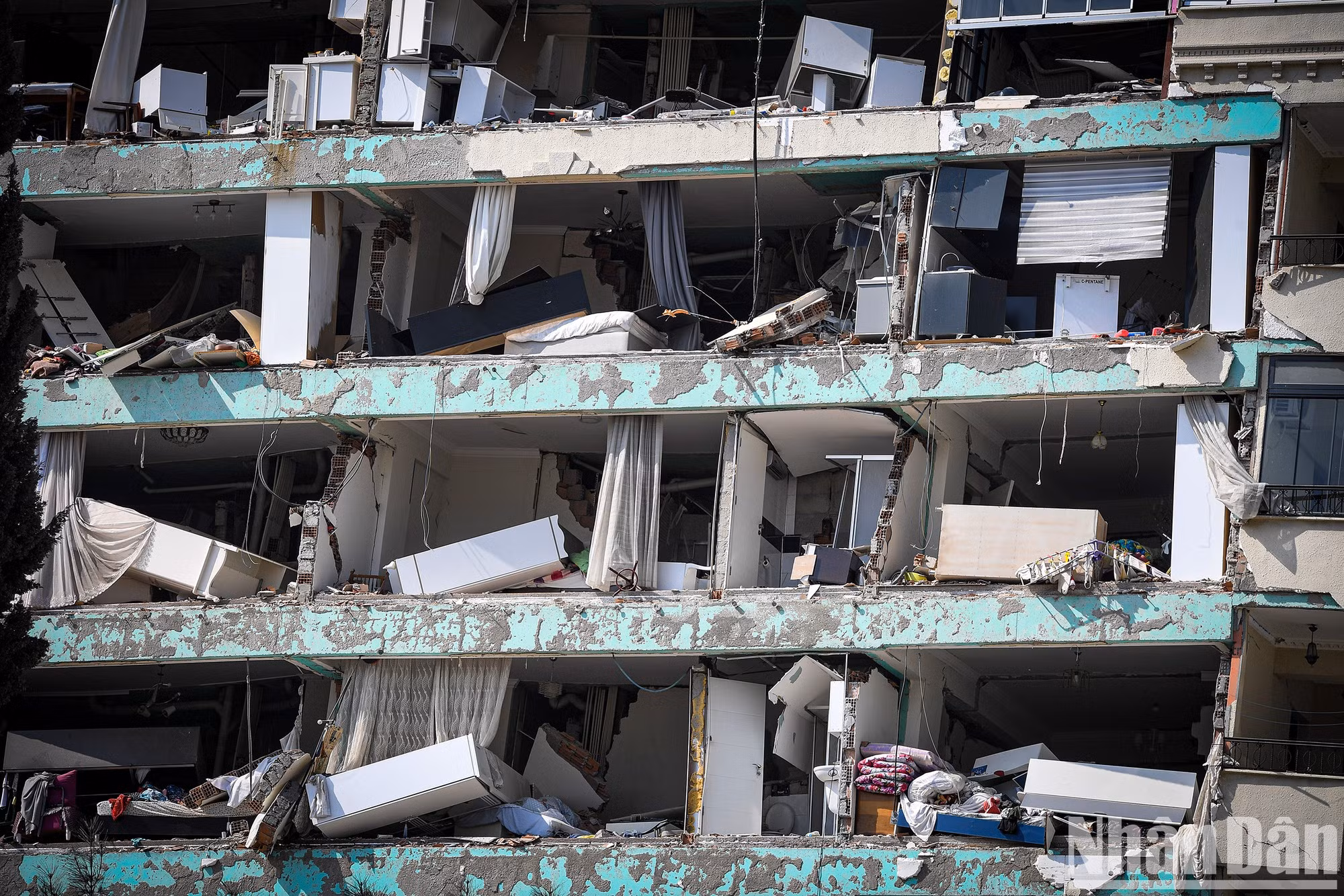 Camas, mantas y cojines recuerdan la vida normal de hace apenas dos semanas en Hatay.