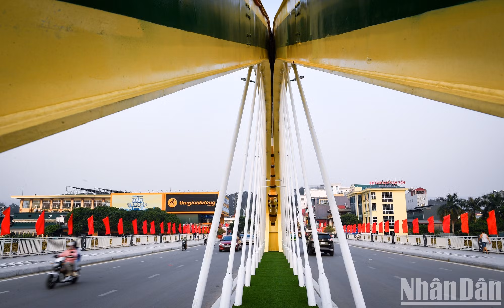 El puente de Thanh Binh se vuelve más brillante con banderas rojas.