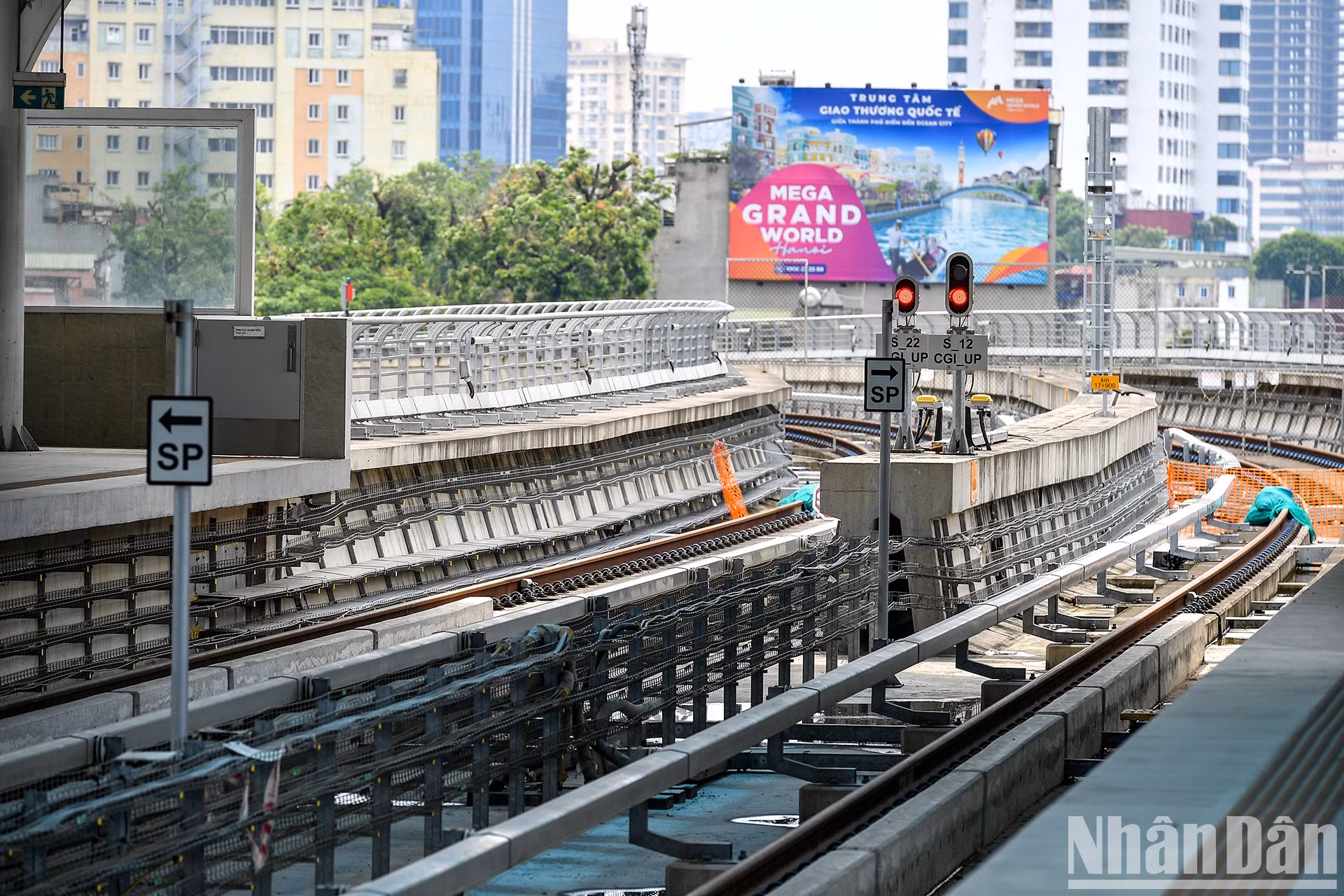 El tramo elevado del proyecto de ferrocarril urbano Nhon - Estación de Hanói - está situado en el centro de la mediana de la vía, sostenido por 572 vigas en forma de U de hormigón armado pretensado.