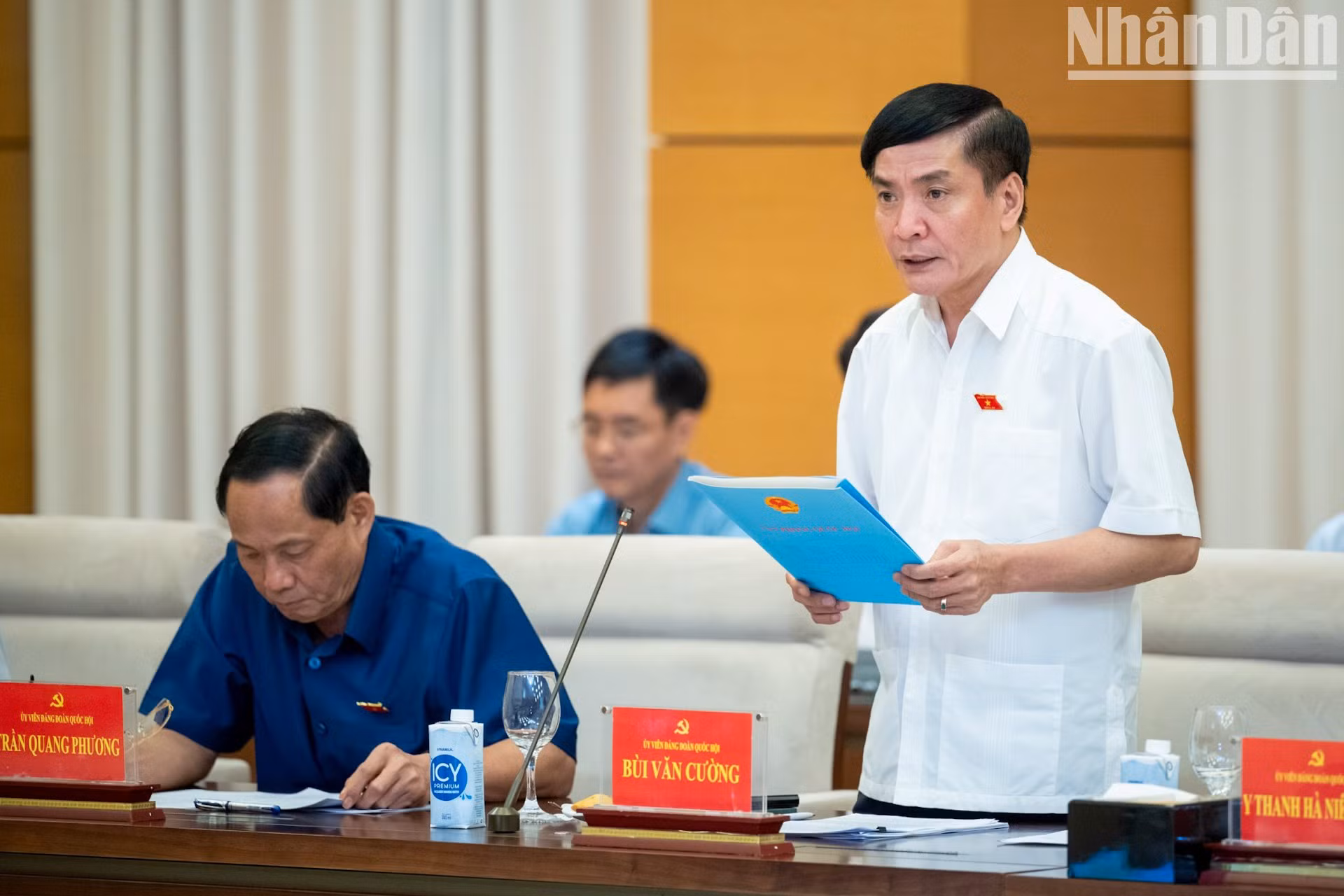 El secretario general y jefe de la Oficina de la Asamblea Nacional Bui Van Cuong presenta un informe.