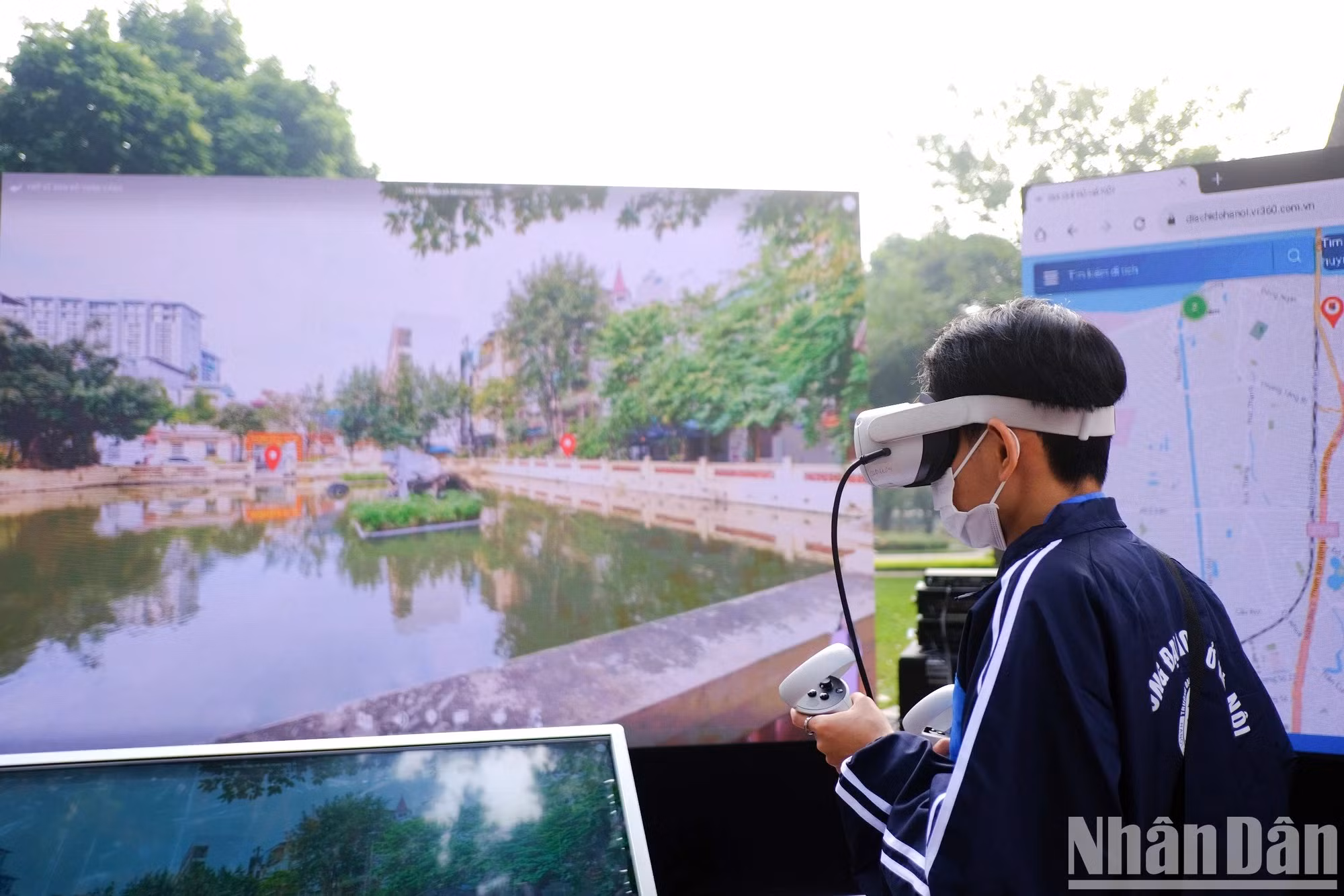 Los jóvenes pueden visitar los monumentos históricos en la capital vietnamita mediante gafas de realidad virtual. Los jóvenes pueden visitar los monumentos históricos en la capital vietnamita mediante gafas de realidad virtual.