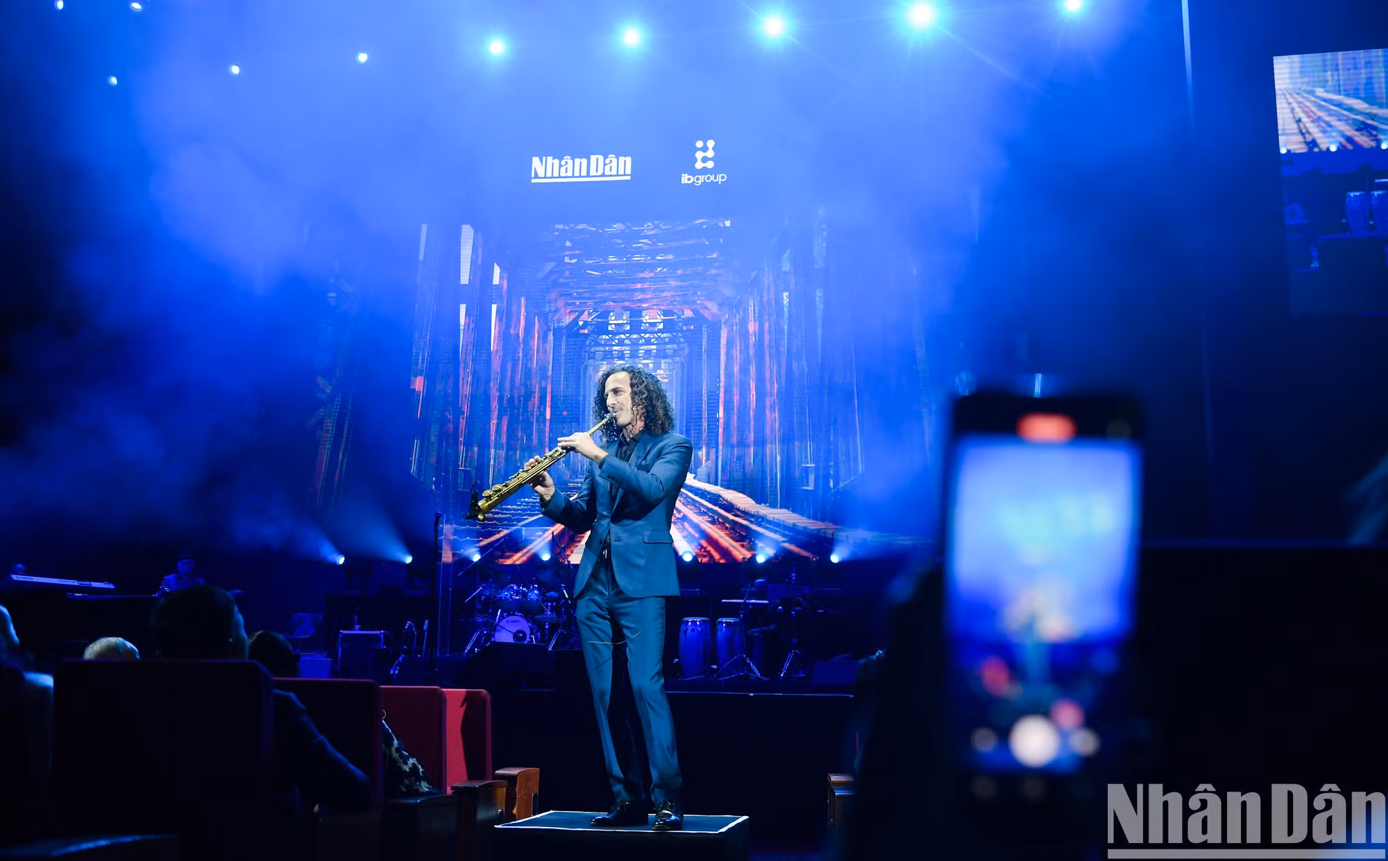 El saxofonista estadunidense inaugura el concierto con una nueva versión de su famosa canción “Going Home”.