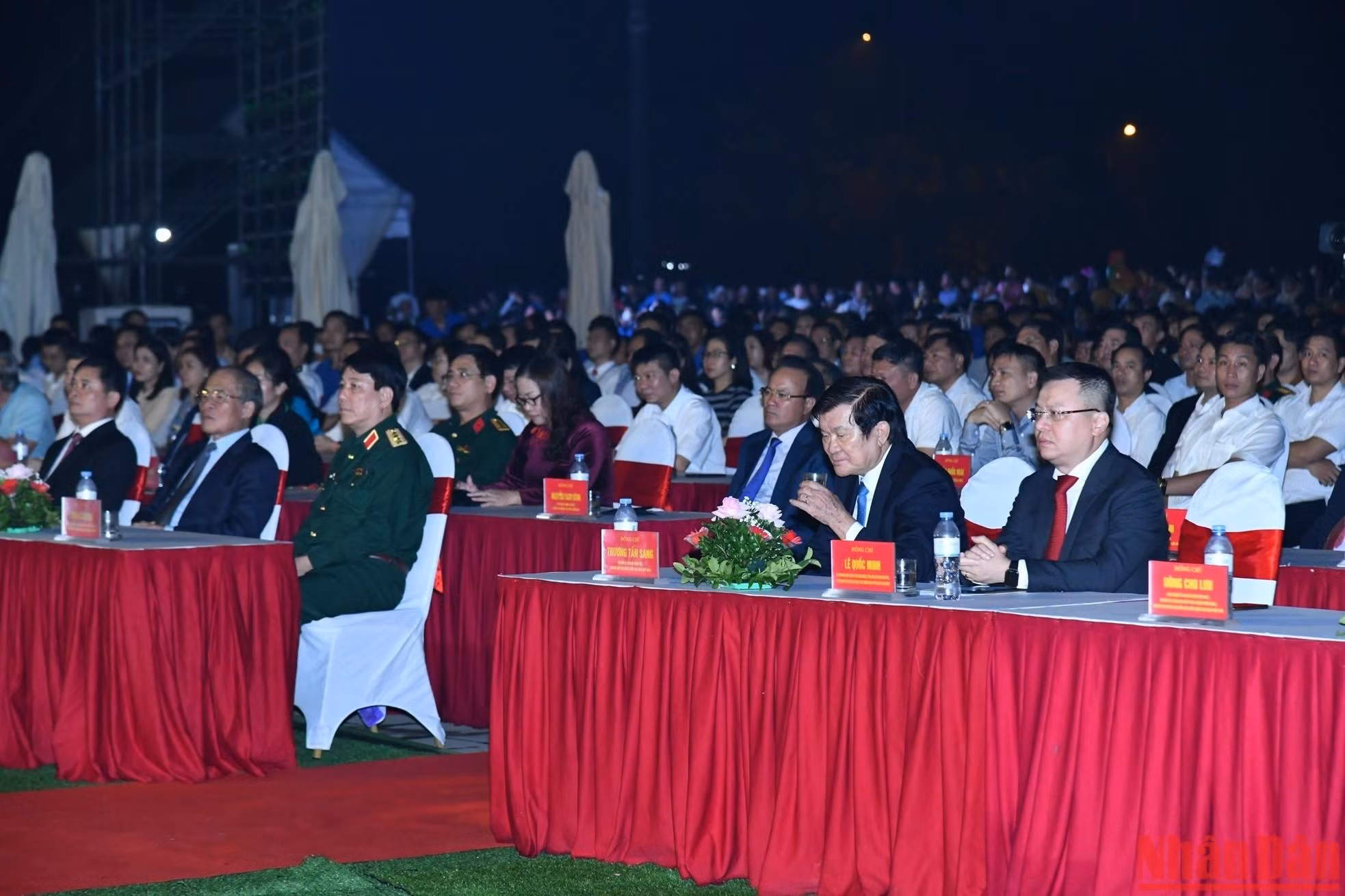 El expresidente Truong Tan Sang; el expresidente de Asamblea Nacional Nguyen Sinh Hung; el jefe de la Dirección General de Política del Ejército de Vietnam, general Luong Cuong, y las autoridades del Partido y Gobierno asisten al evento. El expresidente Truong Tan Sang; el expresidente de Asamblea Nacional Nguyen Sinh Hung; el jefe de la Dirección General de Política del Ejército de Vietnam, general Luong Cuong, y las autoridades del Partido y Gobierno asisten al evento.