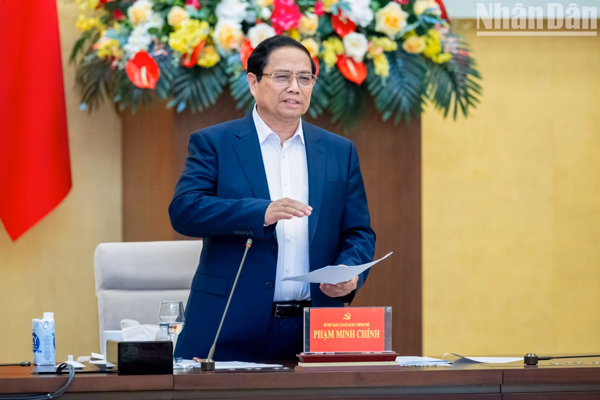 El primer ministro Pham Minh Chinh interviene en la reunión.