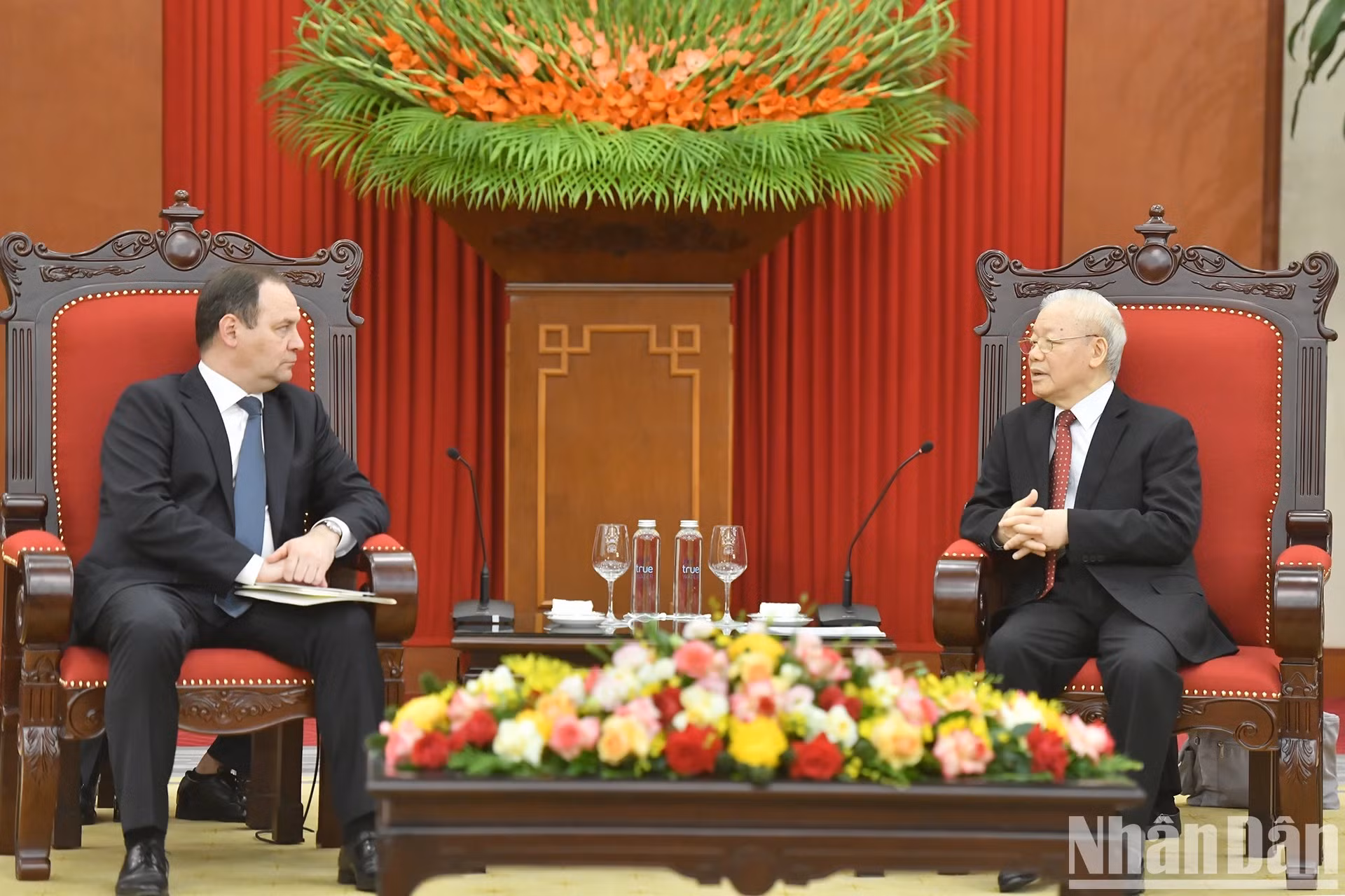 El máximo líder partidista de Vietnam dialoga con el primer ministro de Bielorrusia.