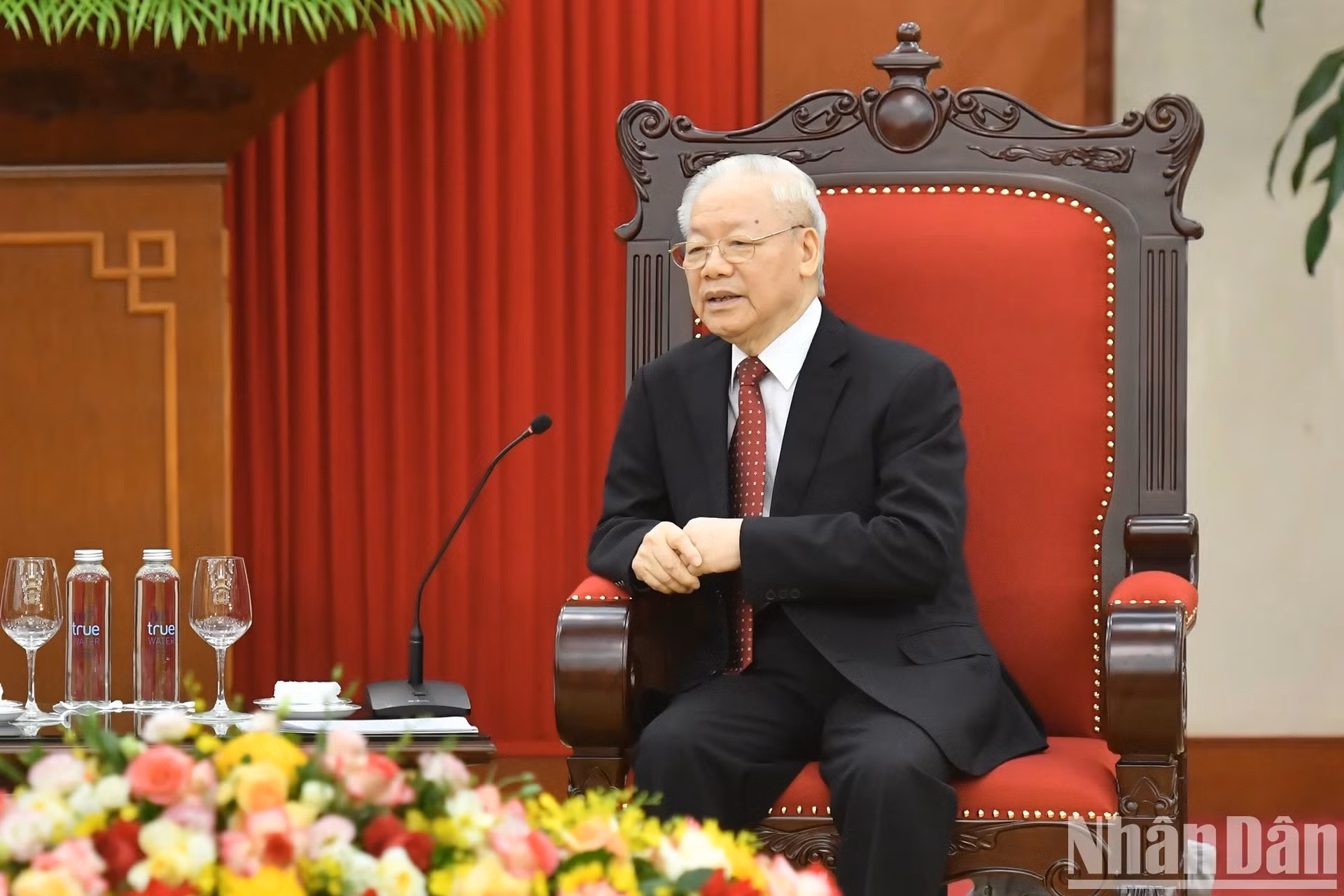 Nguyen Phu Trong habla en la reunión.