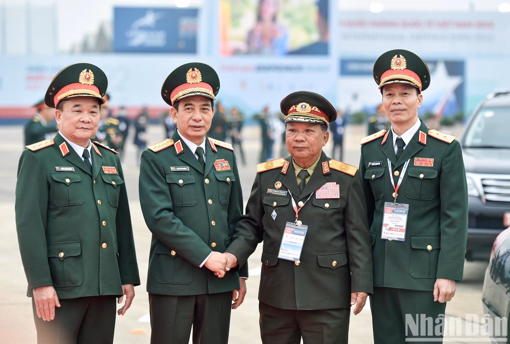 El general Phan Van Giang, miembro del Buró Político y ministro de Defensa de Vietnam y el general Chansamon Chanlyathy, vicepremier y ministro de Defensa de Laos.