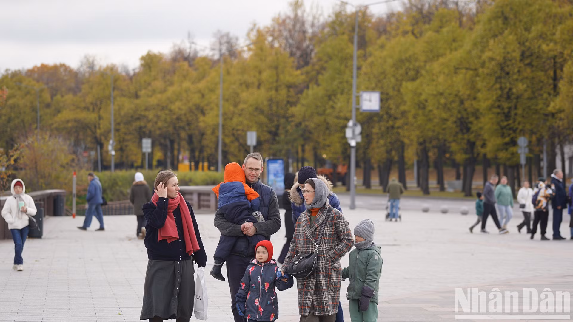 Las familias disfrutan del ambiente otoñal en la colina. Las familias disfrutan del ambiente otoñal en la colina.