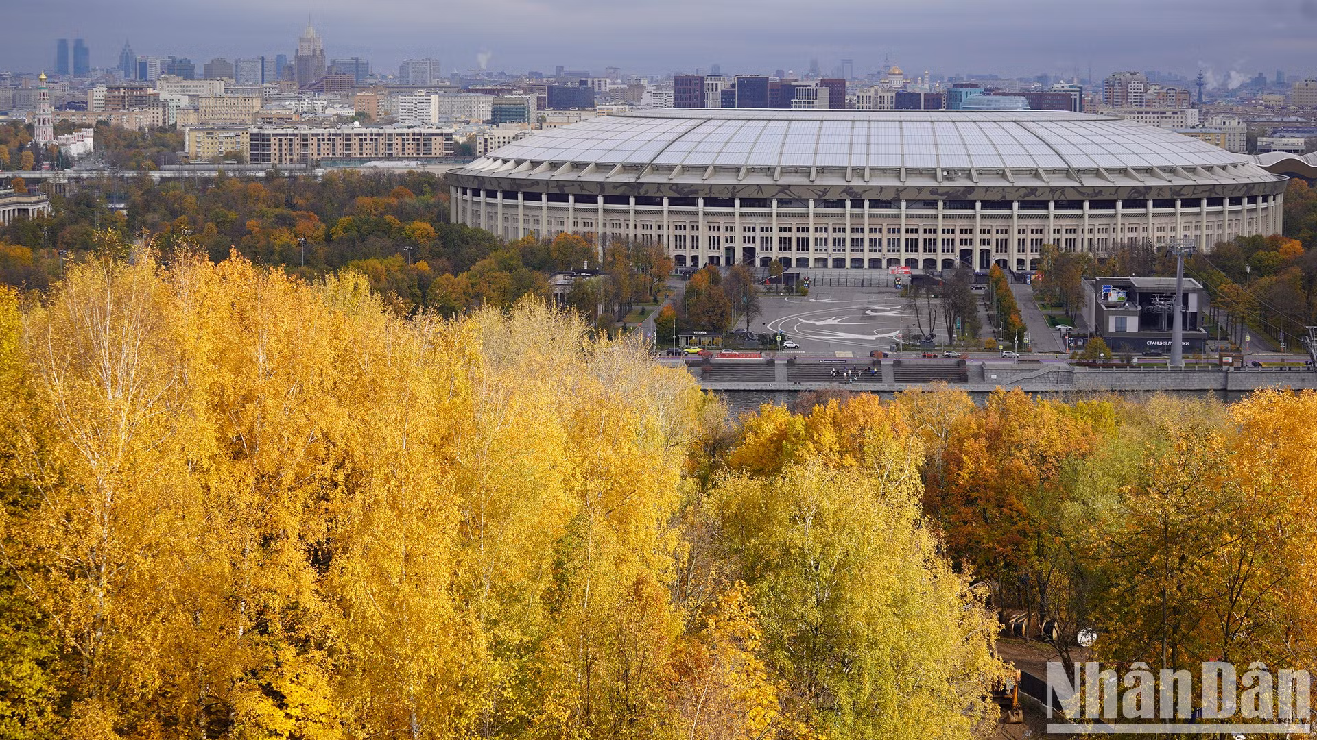 El estadio de Luzhniki colmado del color dorado desde la colina de los Gorriones. El estadio de Luzhniki colmado del color dorado desde la colina de los Gorriones.