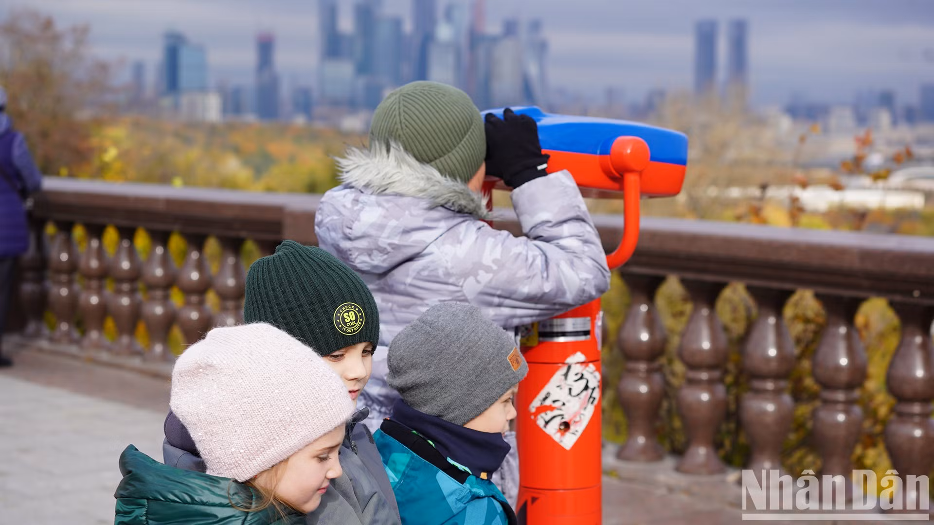 Niños contemplando el otoño mediante el telescopio. Niños contemplando el otoño mediante el telescopio.