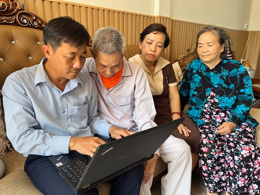 La familia del veterano Le Ngoc Du revisa las imágenes documentales sobre las victorias en la V interzona. La familia del veterano Le Ngoc Du revisa las imágenes documentales sobre las victorias en la V interzona.