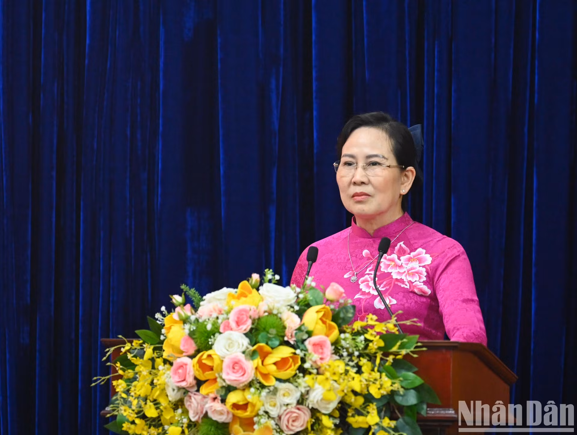 La secretaria del Comité del Partido en Ha Nam, Le Thi Thuy, presenta un informe sobre los resultados de la implementación de la Resolución del 20º Congreso Provincial del Partido, período 2020-2025, la implementación de la Resolución del 13º Congreso del Partido y el desempeño de tareas de desarrollo socioeconómico.