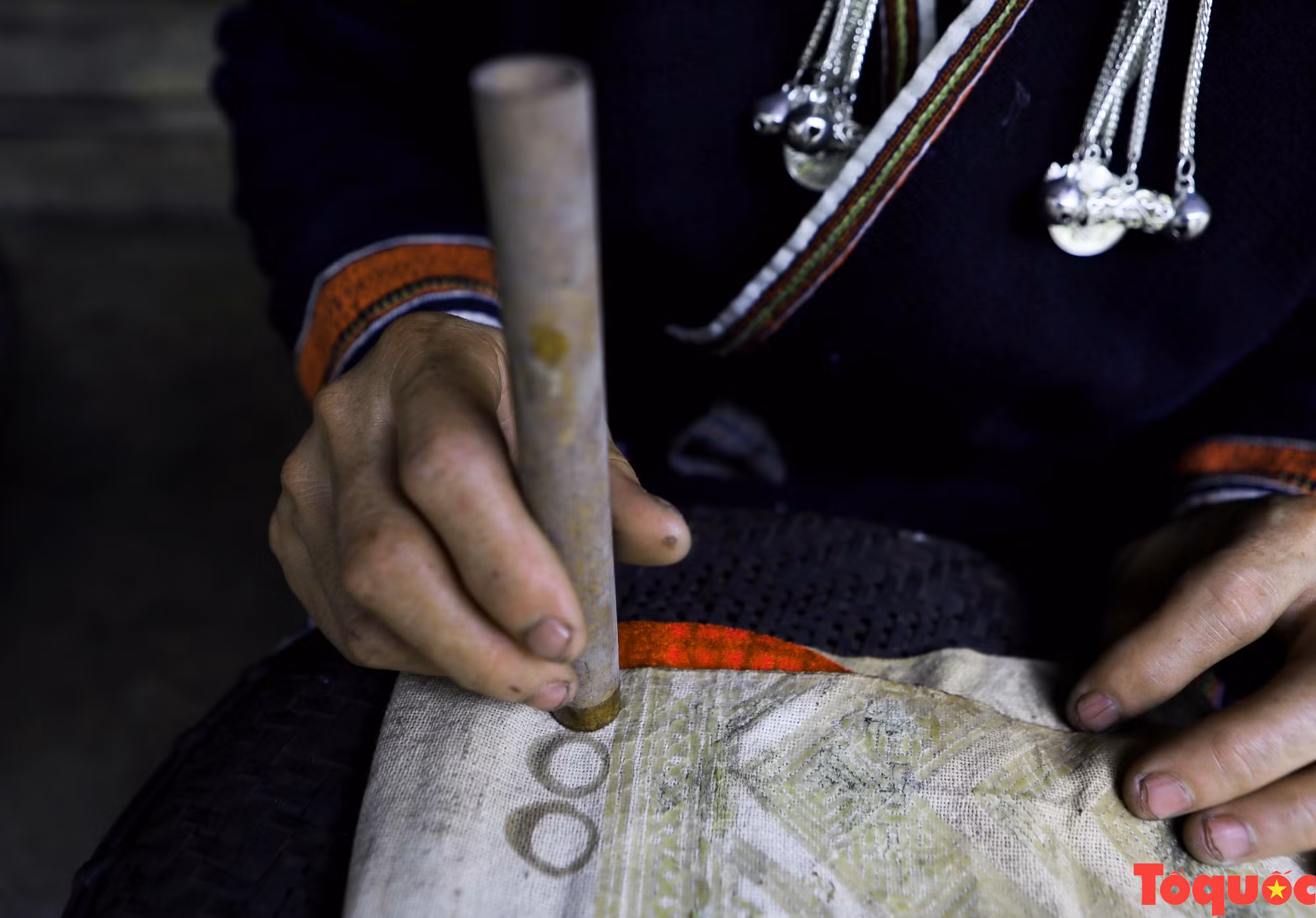 Uso de un tubo de bambú para crear patrones circulares.